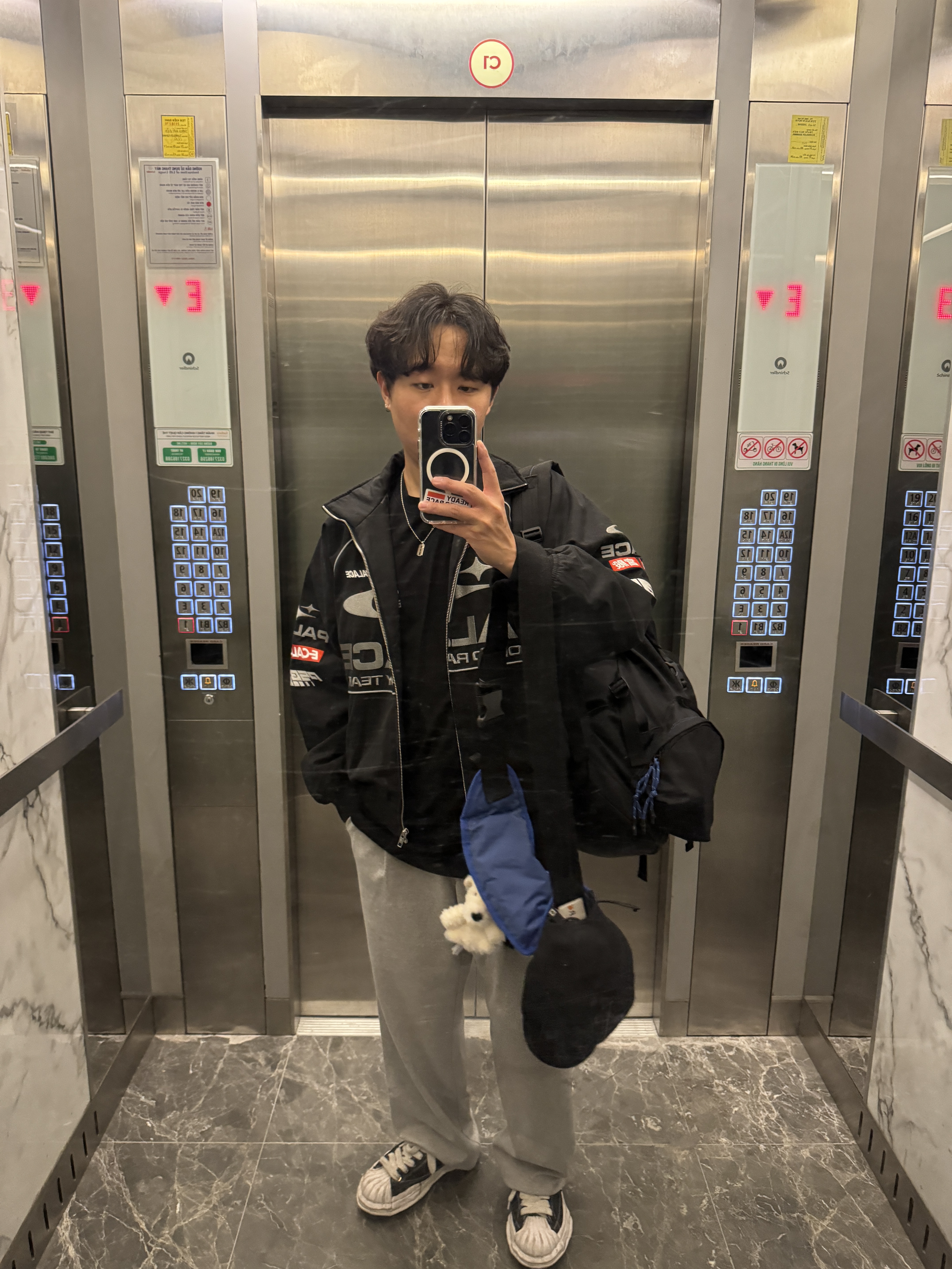 Palace Pally Rally Jacket Black - 24FW, Jellycat Munro Scottie Dog Bag Charm Cream 착용 스타일 - 3