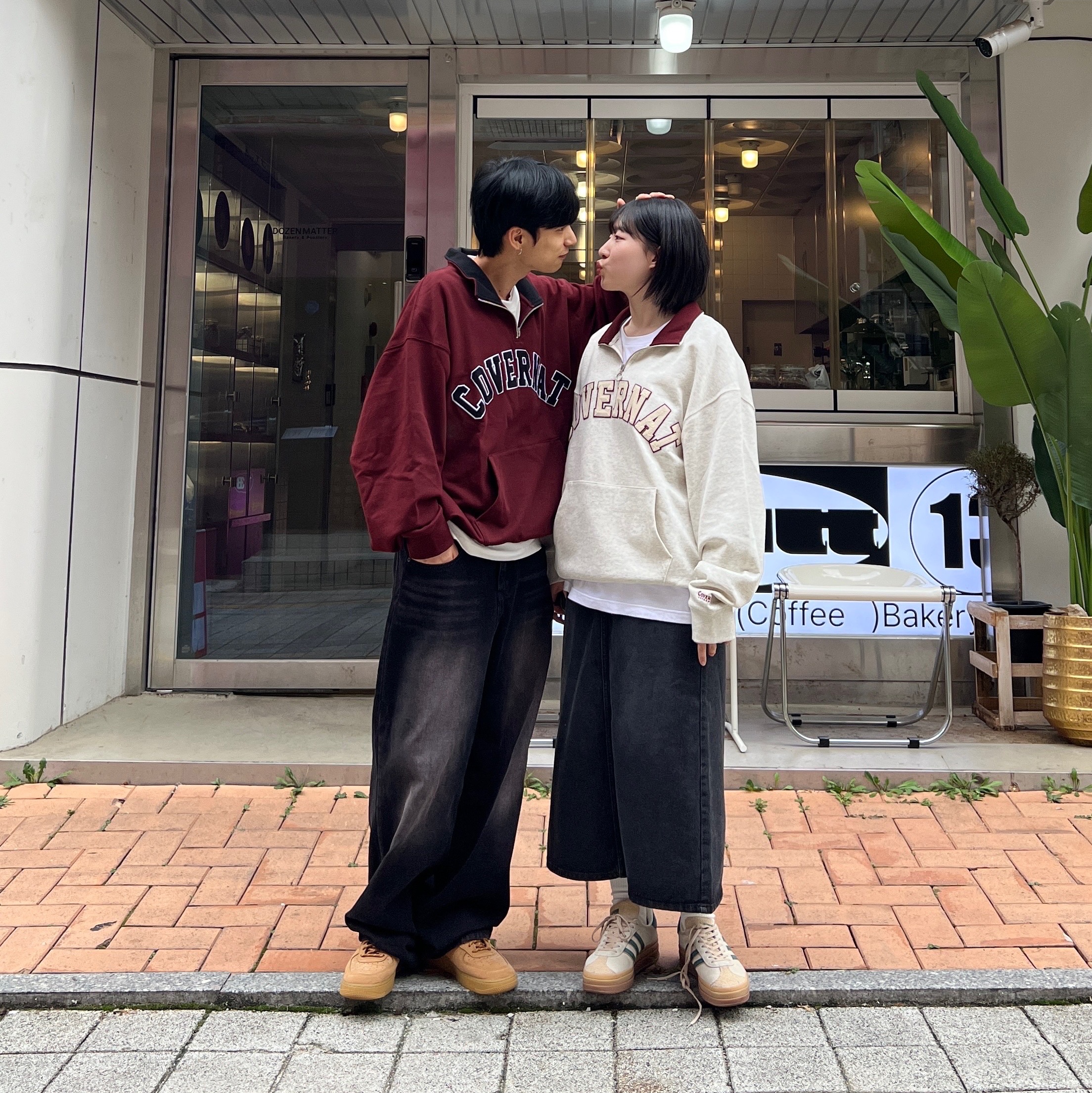 Covernat Arch Logo Half Zip-Up Sweatshirt Deep Red, Covernat Arch Logo Half Zip-Up Sweatshirt Oatmeal 착용 스타일 - 1