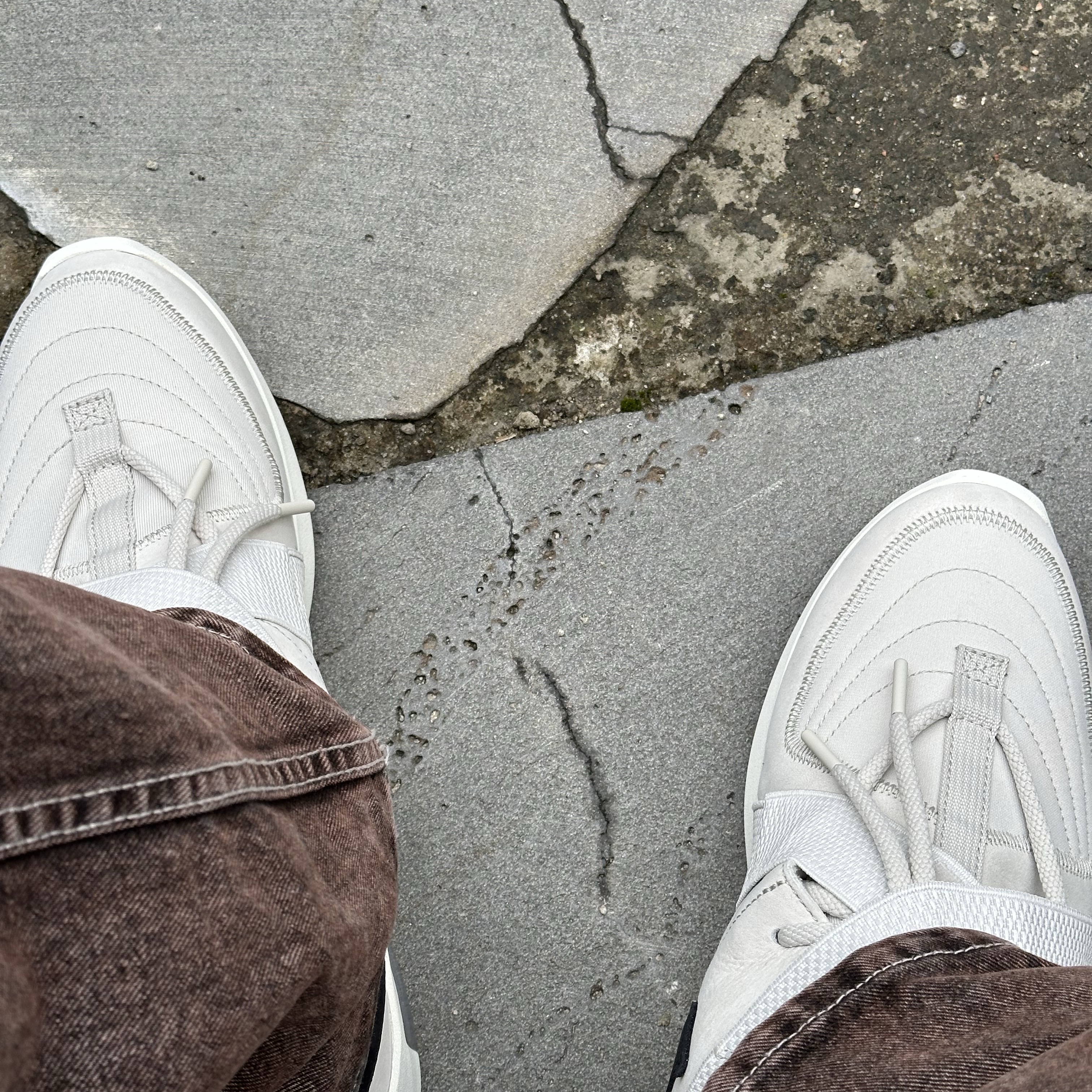 Honey Scoop House Honey Stitch Denim Brown, Nike x Fear of God Air Fear of God Raid Light Bone 착용 스타일