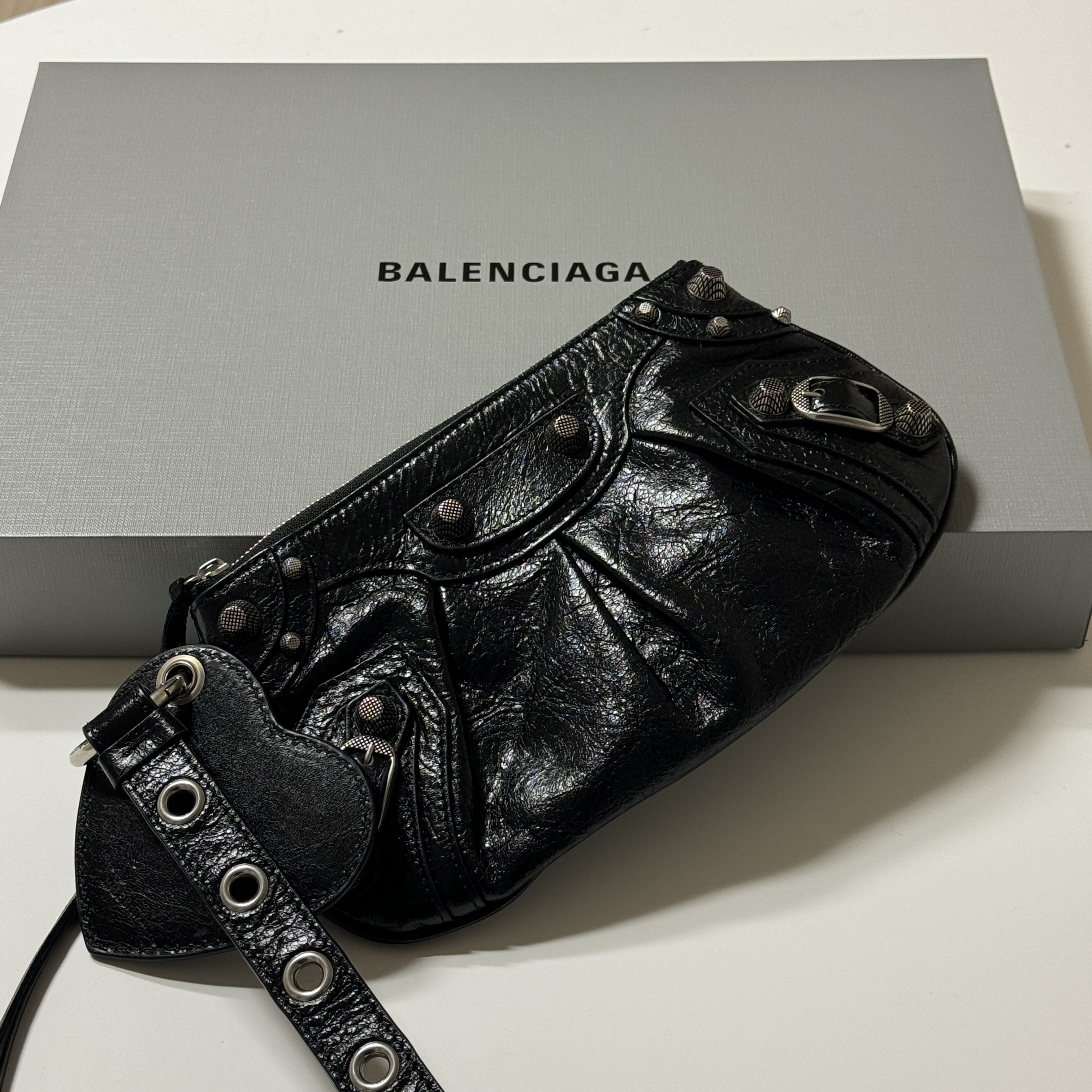 Balenciaga Le Cagole Mini Multipouch Black, Chanel Coco Crush Ring Quilted Motif Mini & 18K White Gold 착용 스타일 - 2