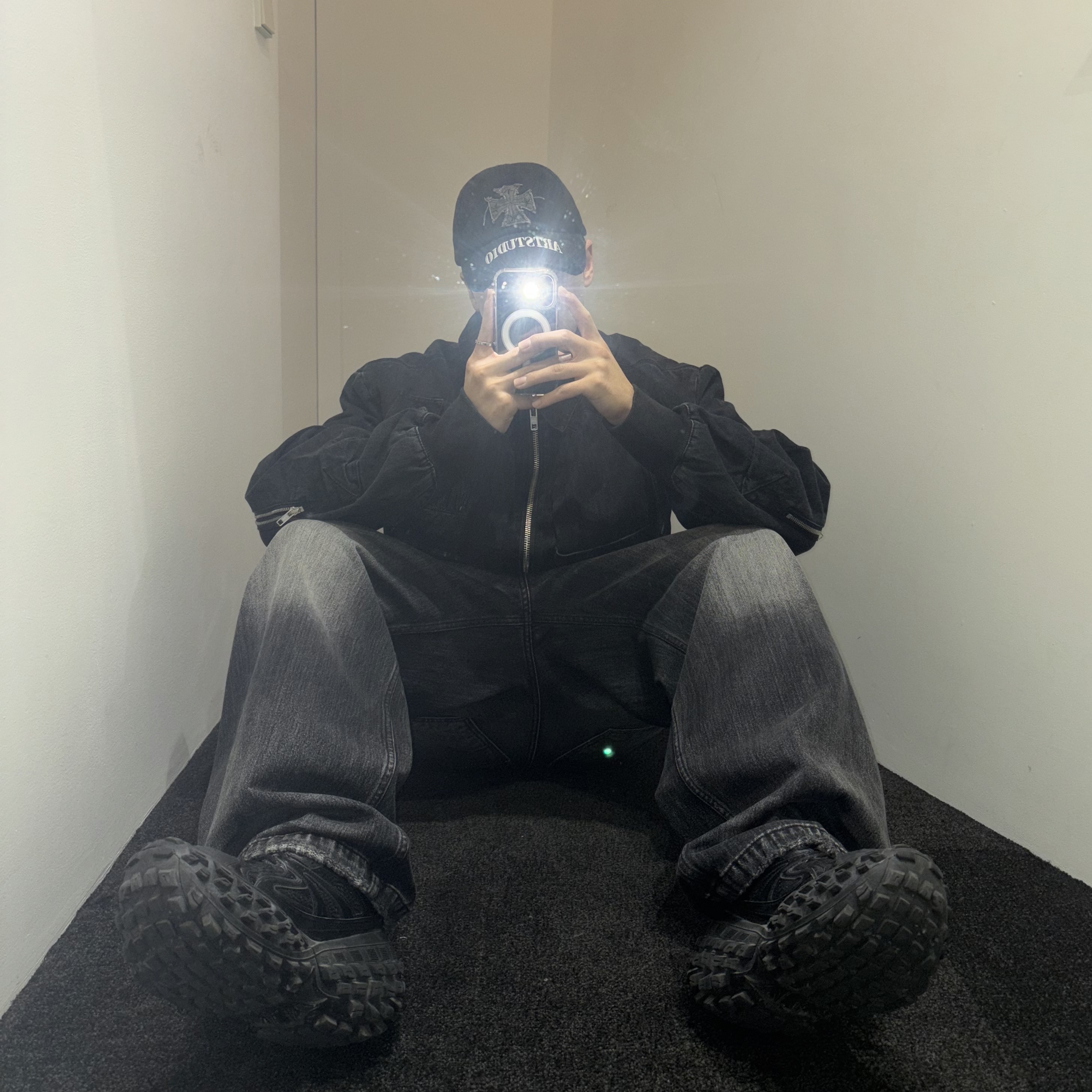 Balenciaga Defender Sneakers Black, ETCE Cross Destroyed Cap Black 착용 스타일 - 1