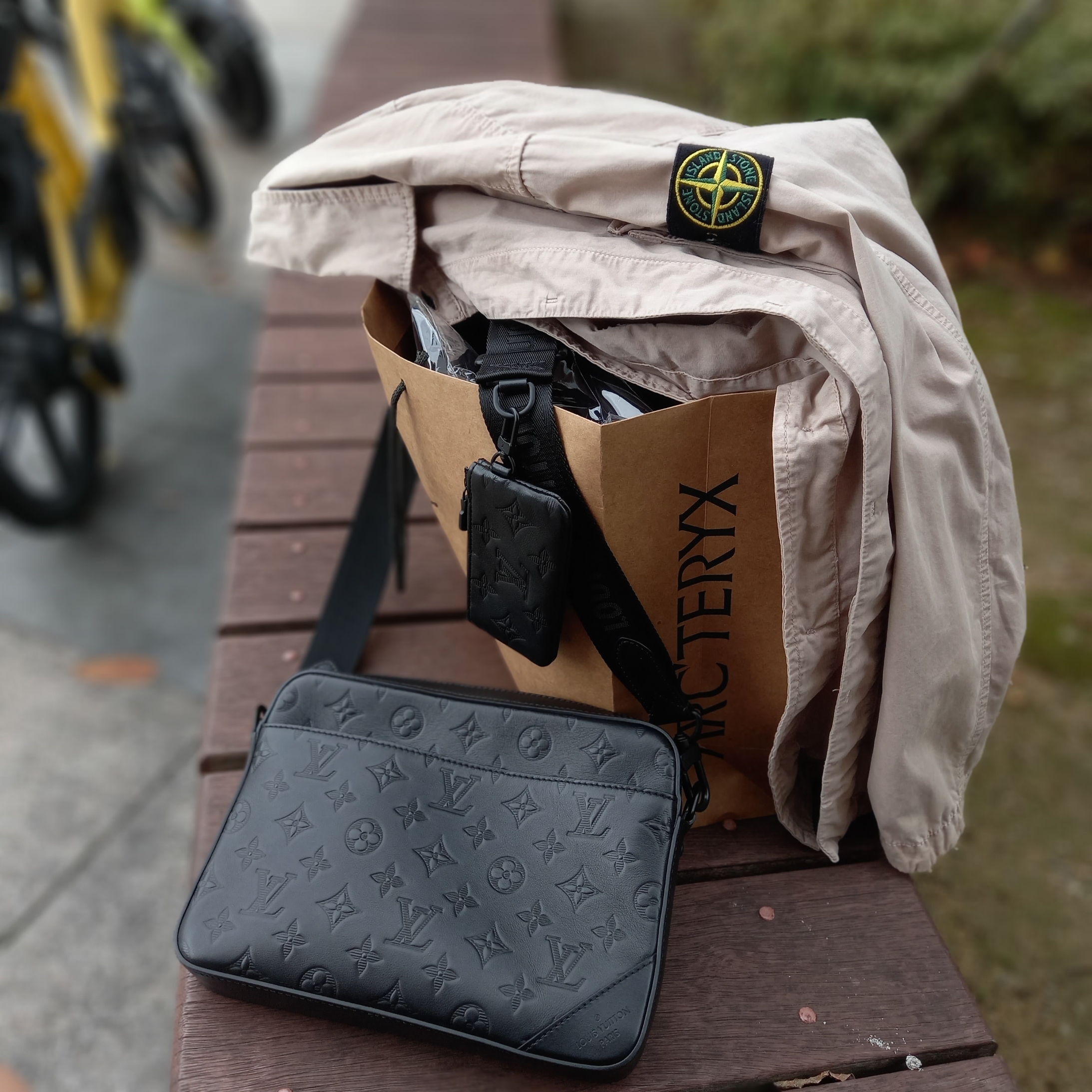 New Balance x Stone Island 991v2 Made in UK Black, Louis Vuitton Duo Messenger Bag Black 착용 스타일 - 4