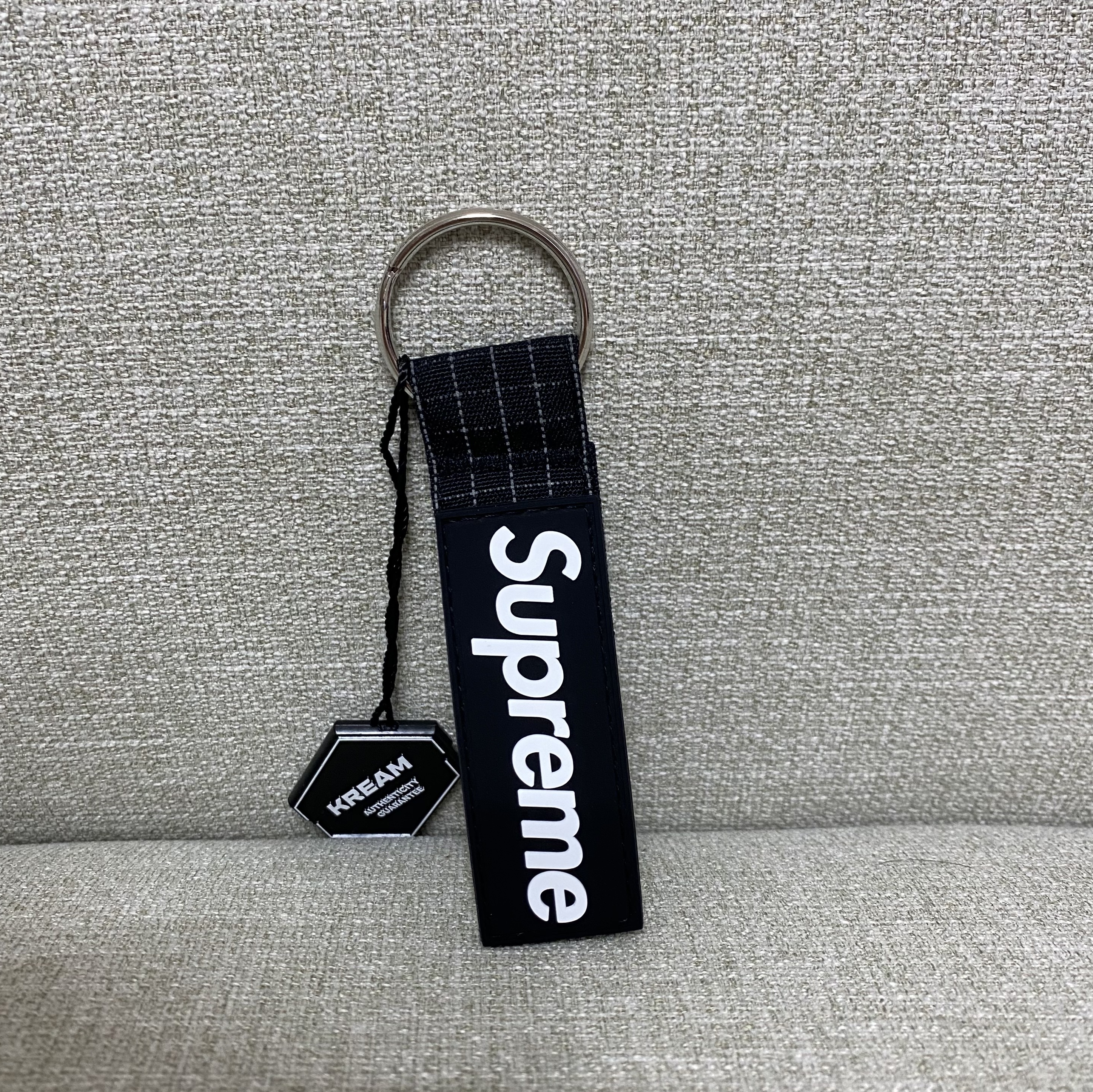 Supreme Ripstop Keychain Black - 24SS 착용 스타일