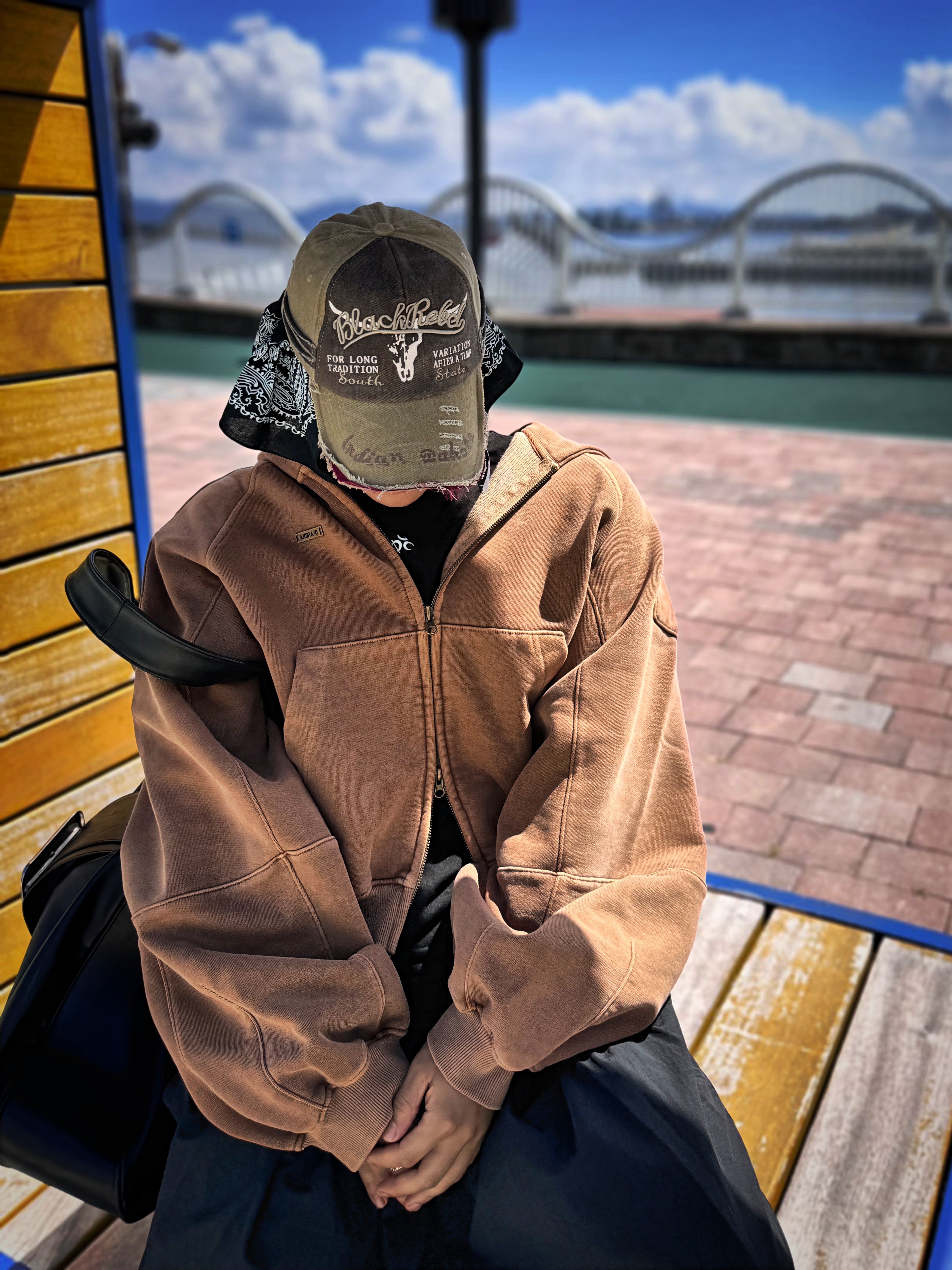 Project G/R Mega Buckle Hobo Bag Black, Ajobyajo Vintage Pigment Zip-Up Hoodie Mocha 착용 스타일 - 6