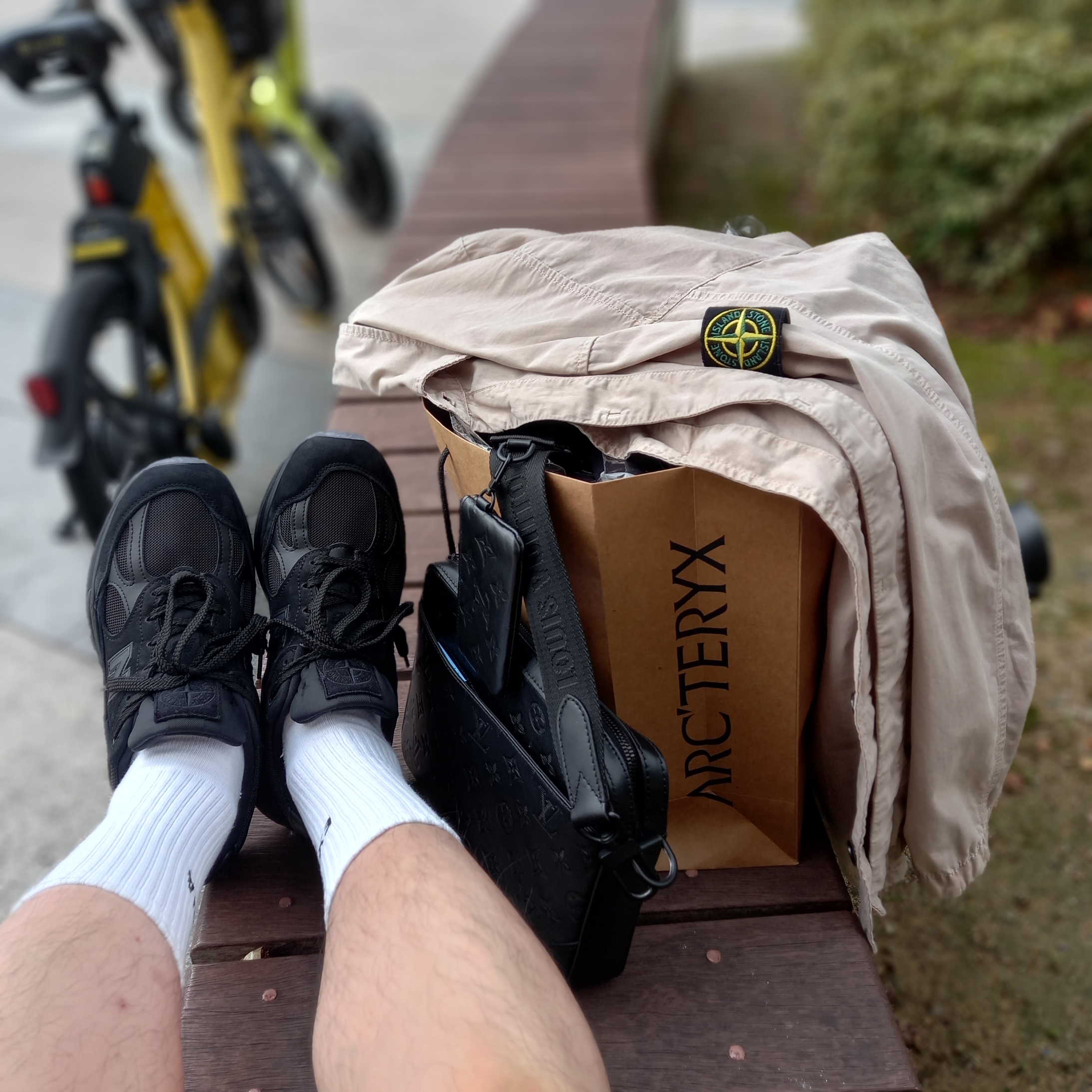 New Balance x Stone Island 991v2 Made in UK Black, Louis Vuitton Duo Messenger Bag Black 착용 스타일 - 3