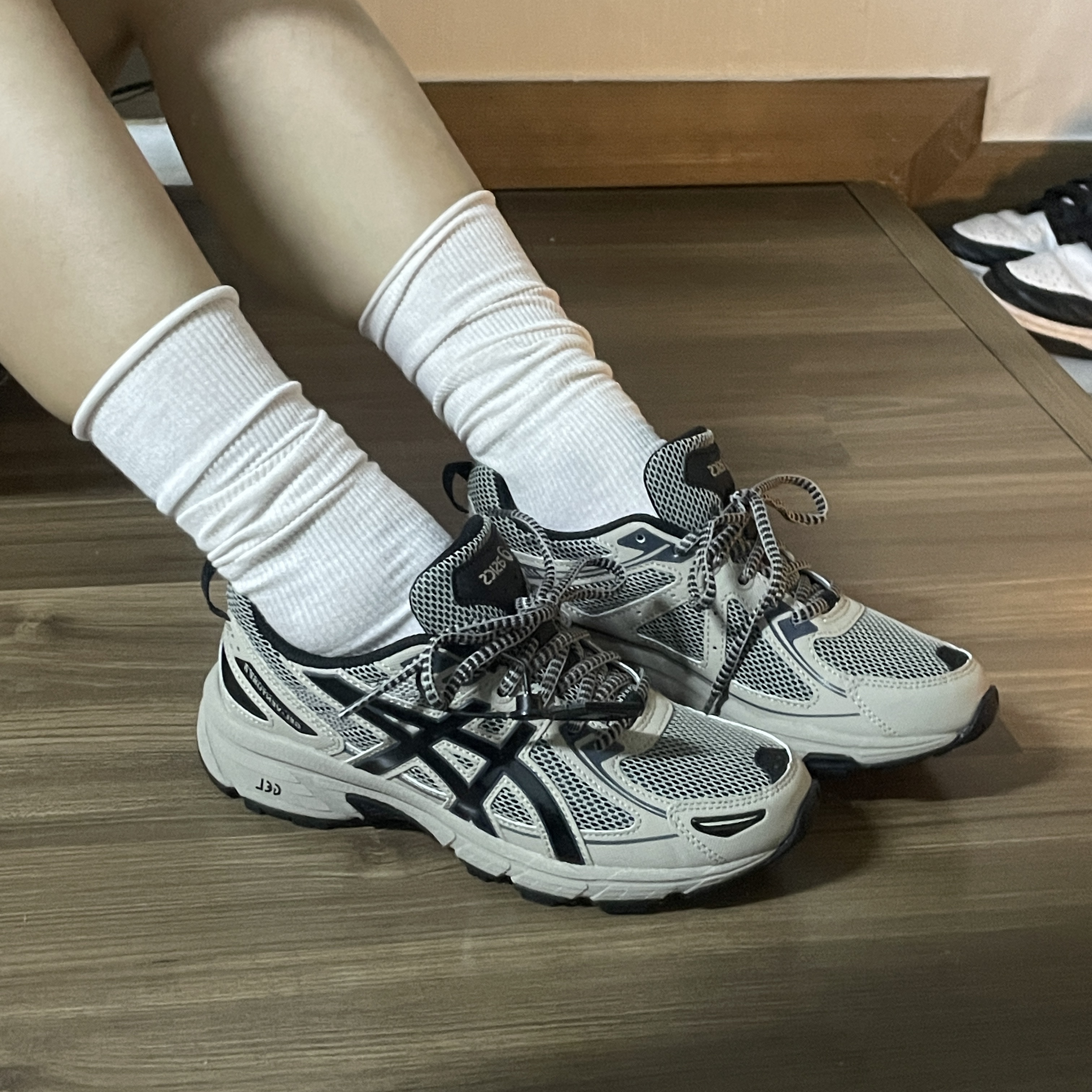 Asics Gel-Venture 6 Feather Grey Black 착용 스타일 - 1