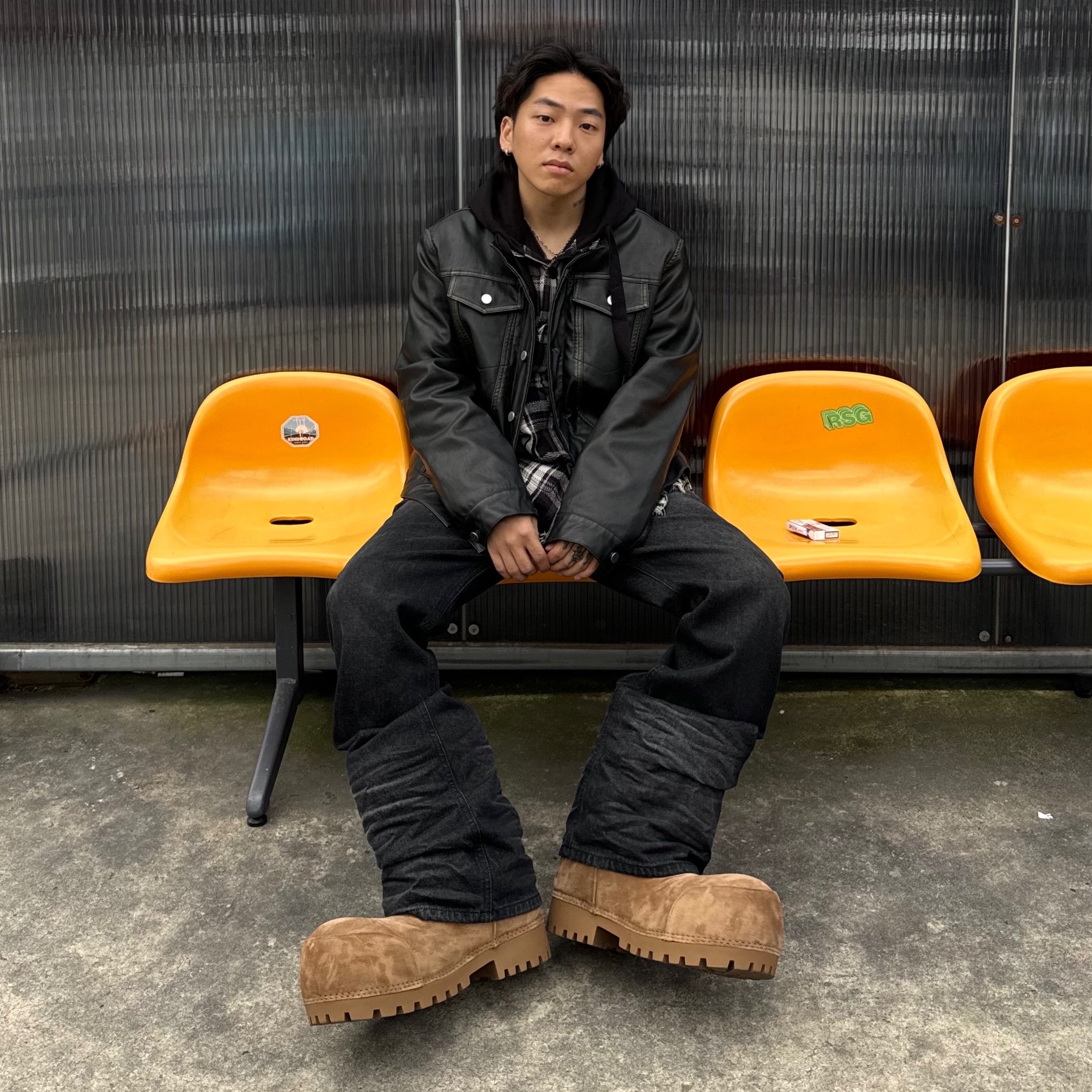Balenciaga Alaska Fur High Boot Brown 착용 스타일 - 1