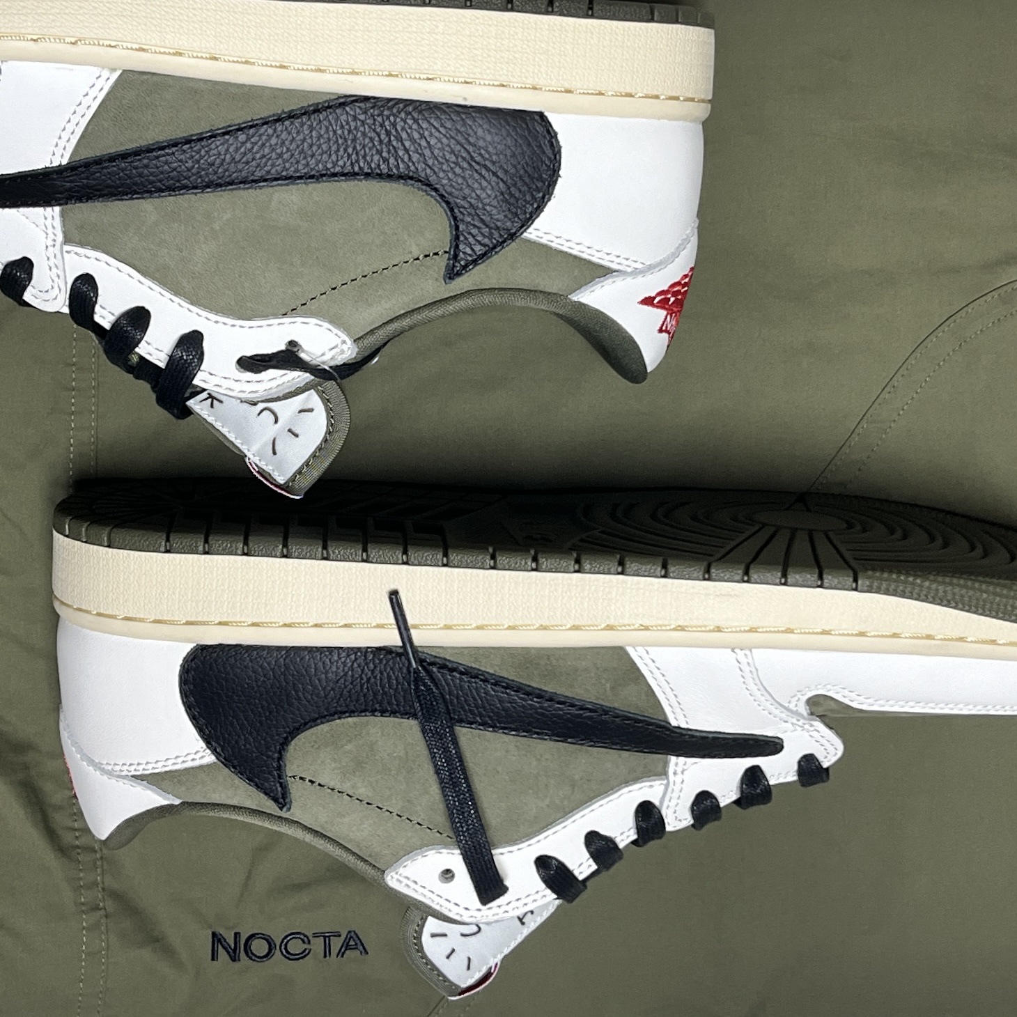 Jordan 1 x Travis Scott Retro Low OG SP Reverse Olive, Nike x Drake Nocta Opal Tito Neeks Cargo Pants Medium Olive (FZ0910-222) 착용 스타일 - 1