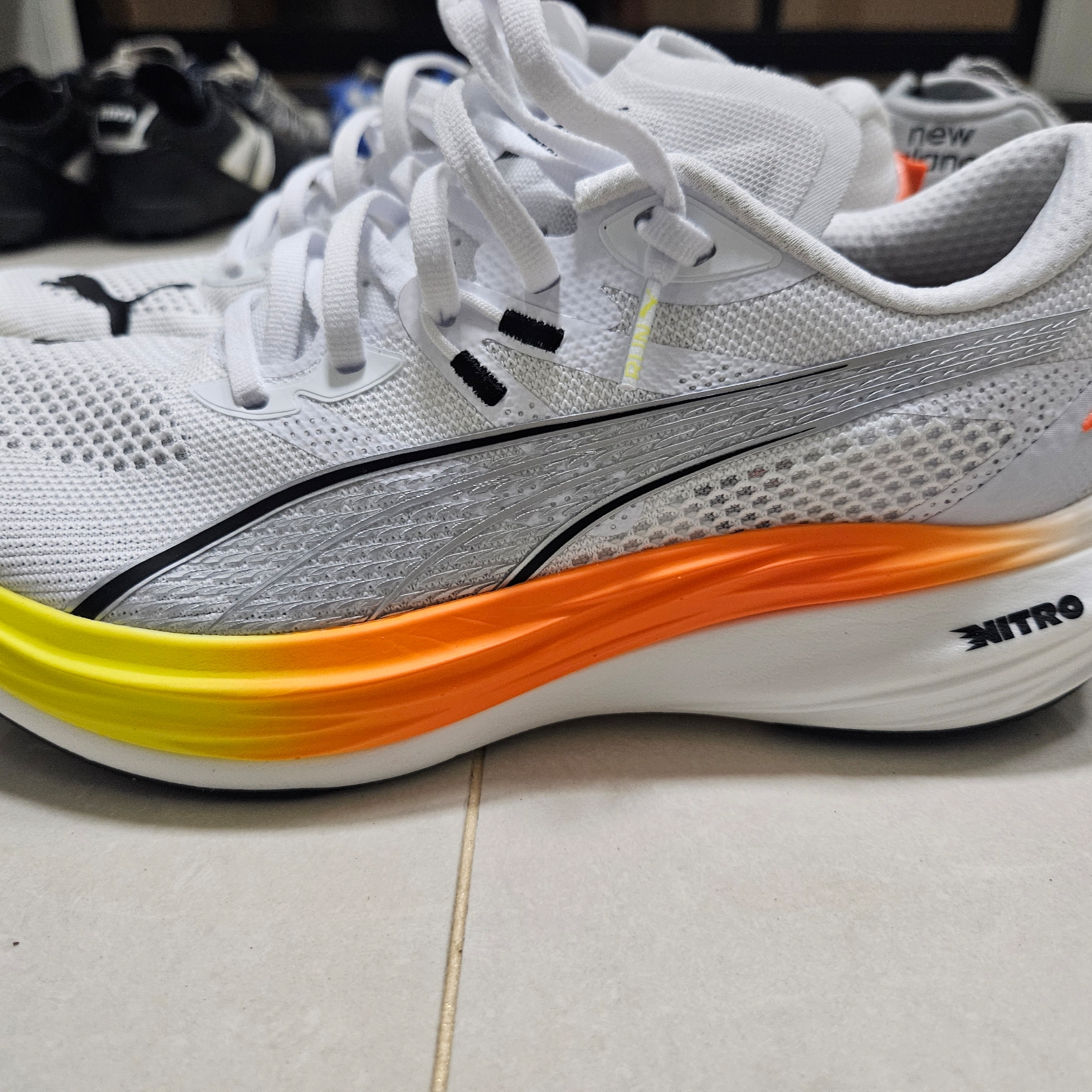 Puma Deviate Nitro 3 Wide White Flame Flicker 착용 스타일 - 2