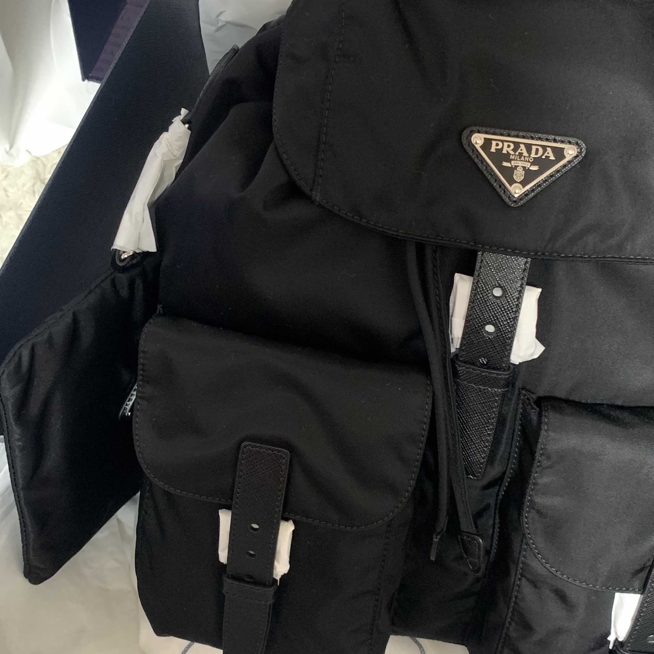 Maison Margiela Keyring Wallet Tan, Prada Re-Nylon Medium Backpack Black 착용 스타일 - 2