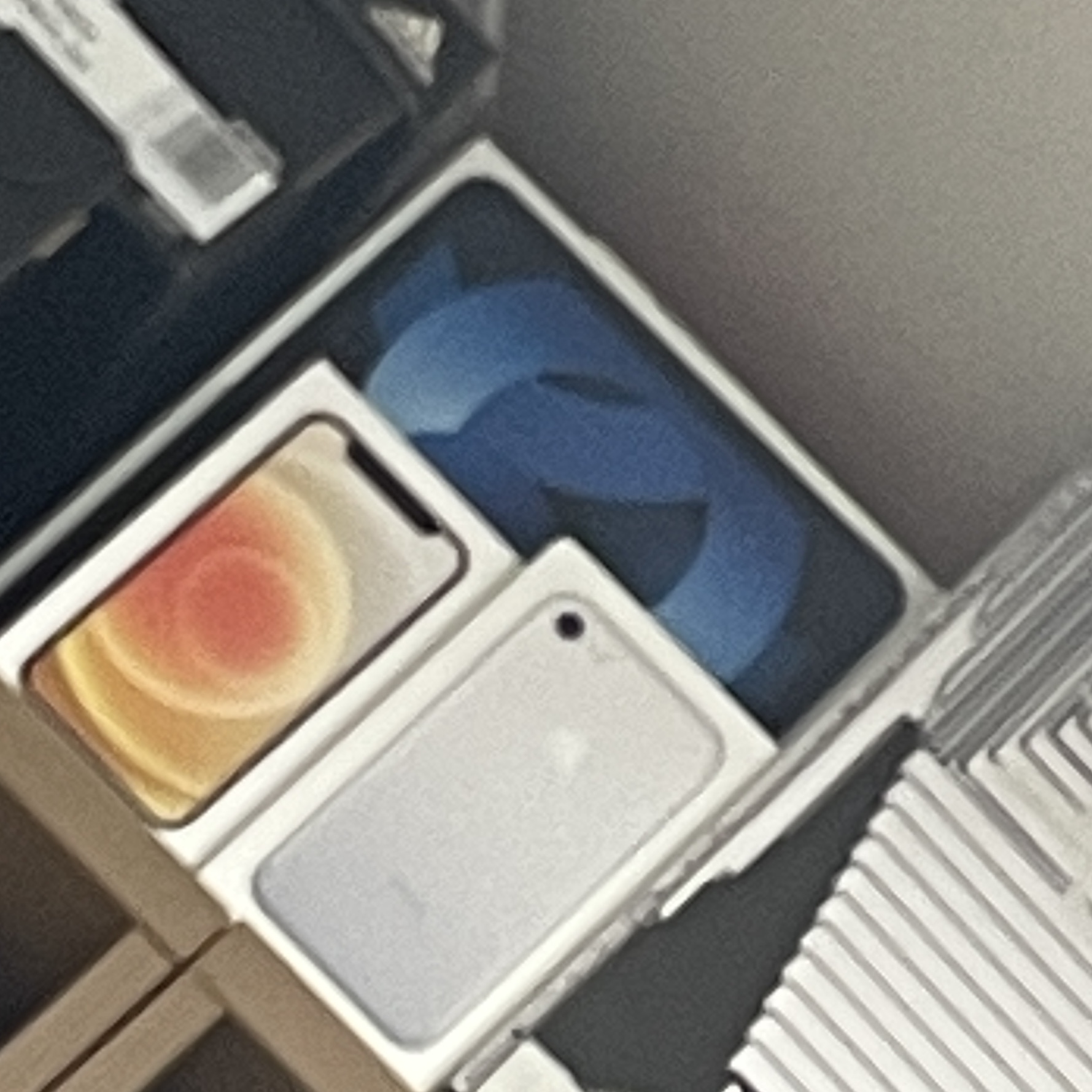 Apple iPad Air 5th Gen Wifi 64GB Blue (Korean Ver.), Apple iPhone 12 Mini 128GB White (Korean Ver.) 착용 스타일