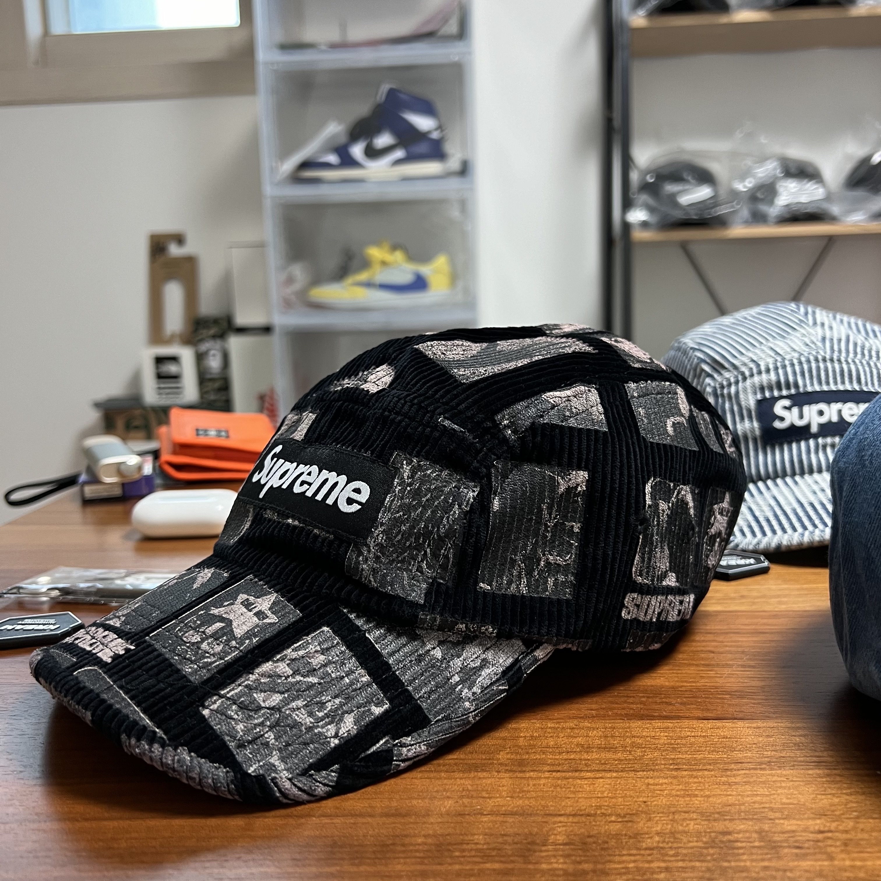 Supreme Weirdo Dave Corduroy Camp Cap Black - 24SS, Supreme Ripstop Keychain Woodland Camo - 24SS 착용 스타일 - 2
