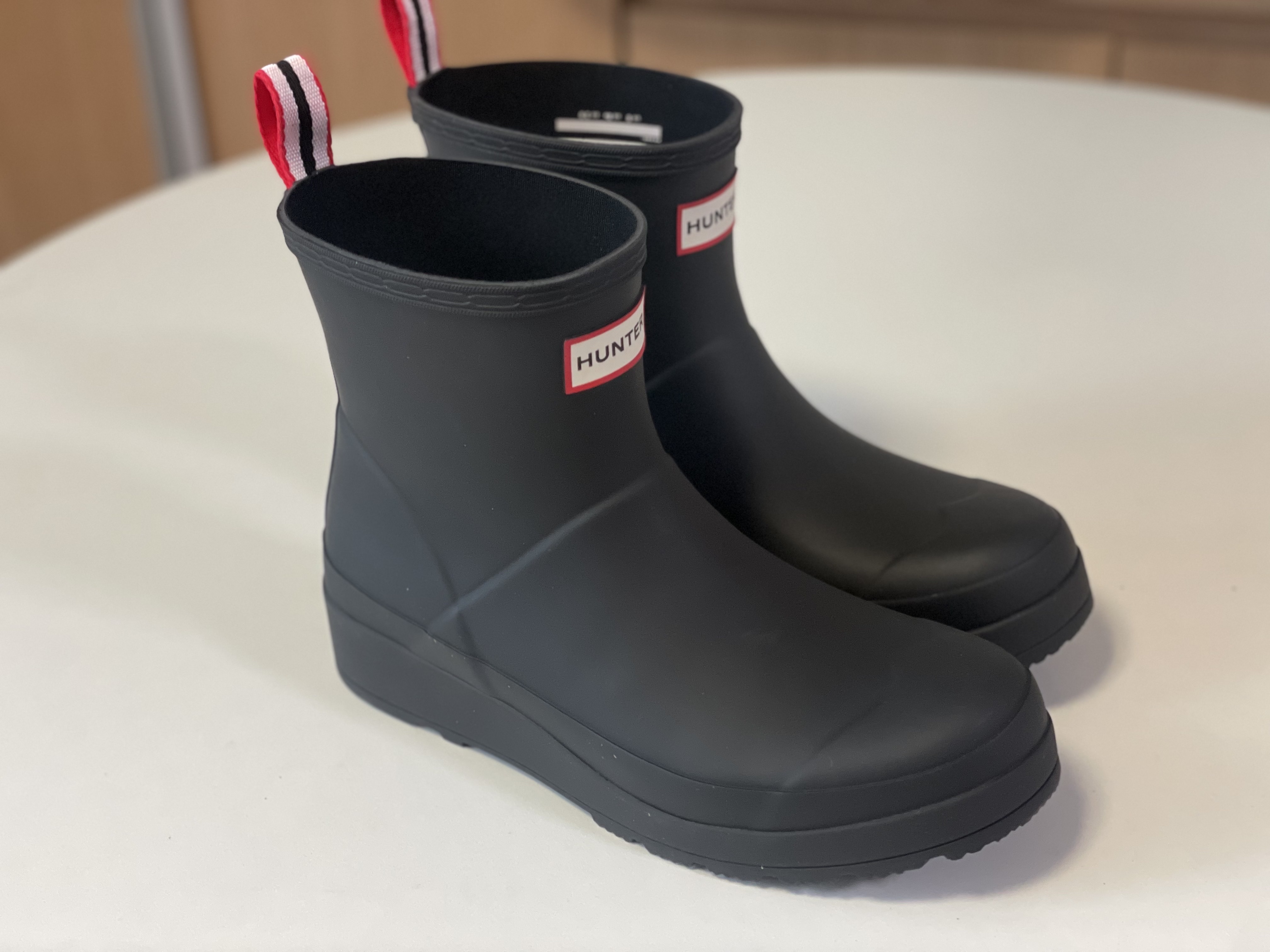 (W) Hunter Play Short Rain Boots Black 착용 스타일 - 3