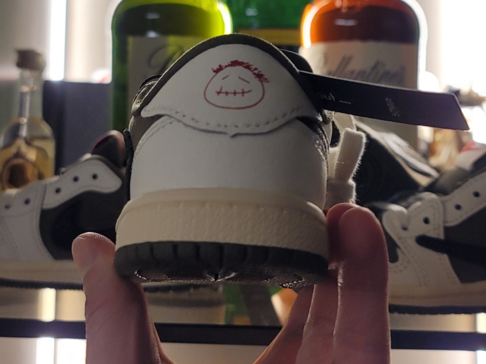 (TD) Jordan 1 x Travis Scott Retro Low OG SP Reverse Olive 착용 스타일 - 3