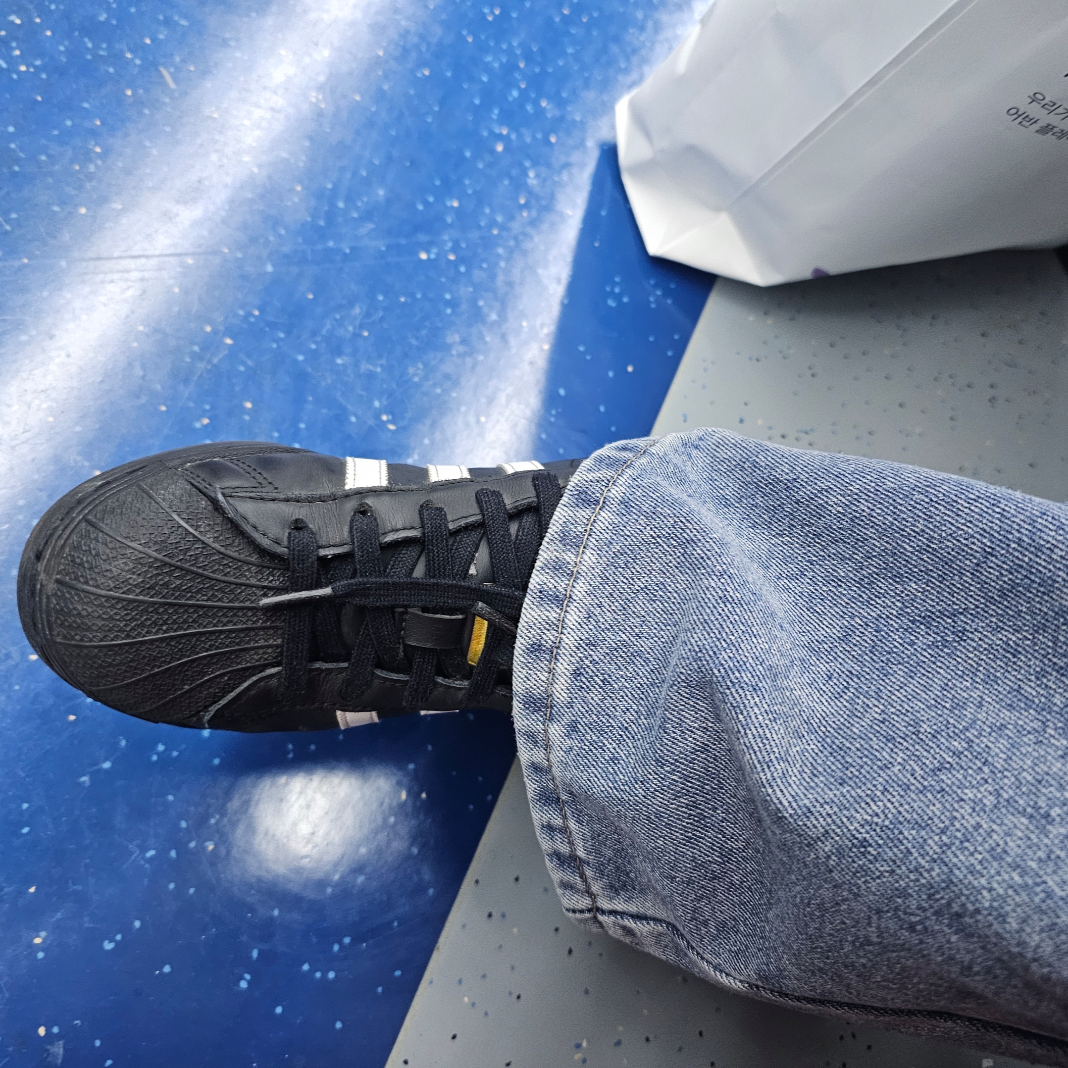 (J) Adidas Superstar Black White 착용 스타일
