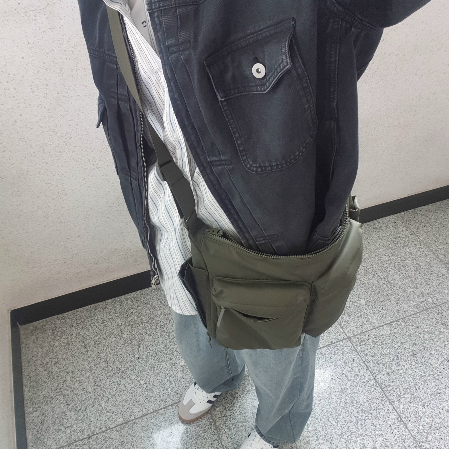 Uniqlo Multi Pocket Shoulder Bag Olive 착용 스타일