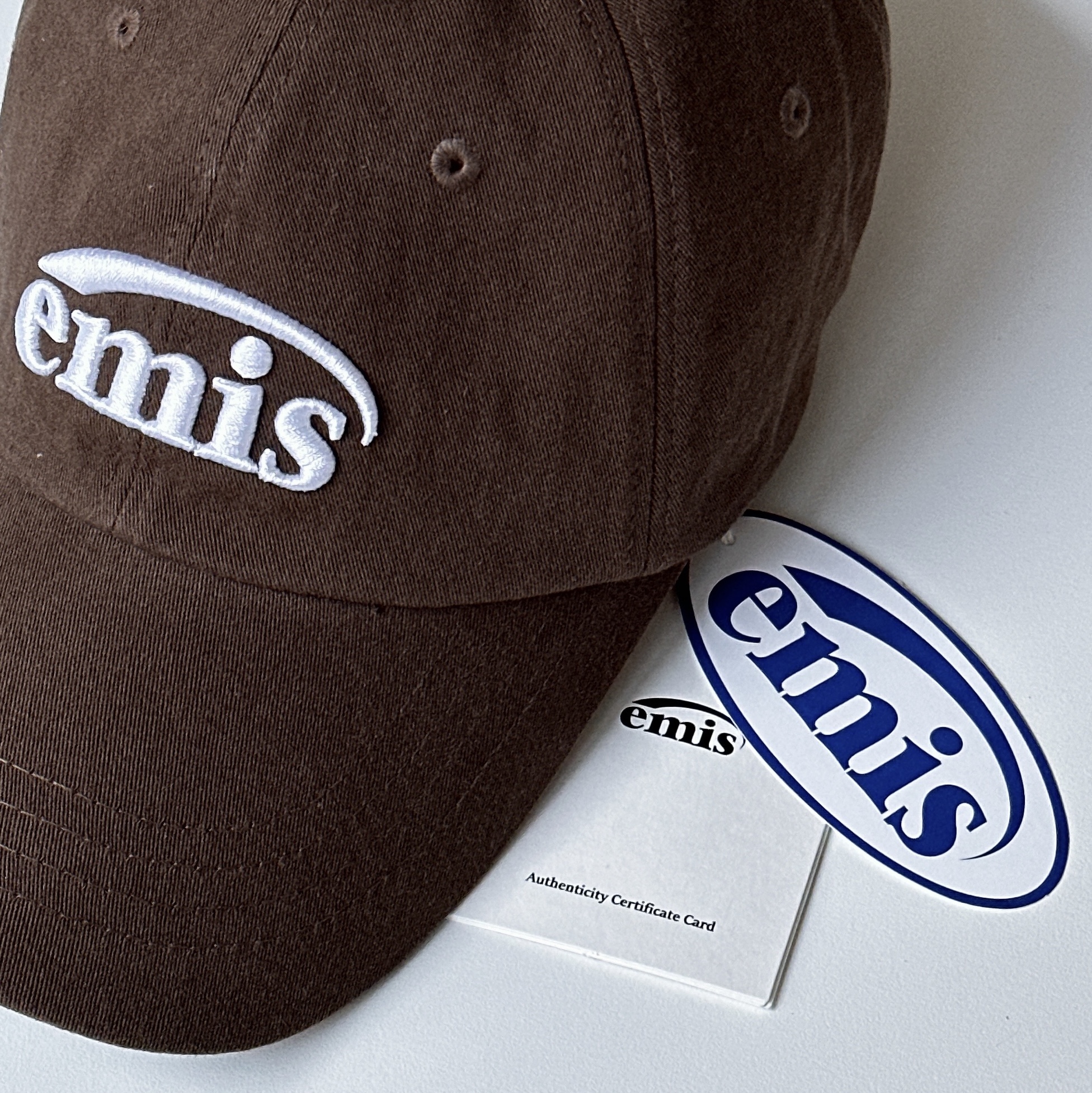 Emis New Logo Emis Cap Brown 착용 스타일