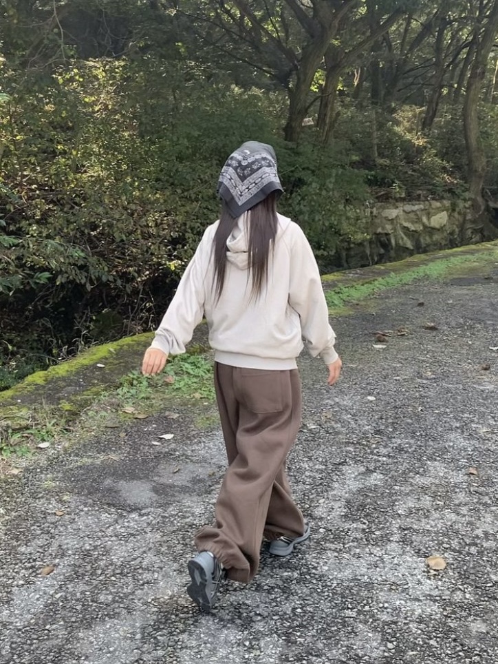 Coyseio String Pocket Hood Zip-Up Sand, Asics Jog 100 S Steel Grey - 2E Wide 착용 스타일 - 1