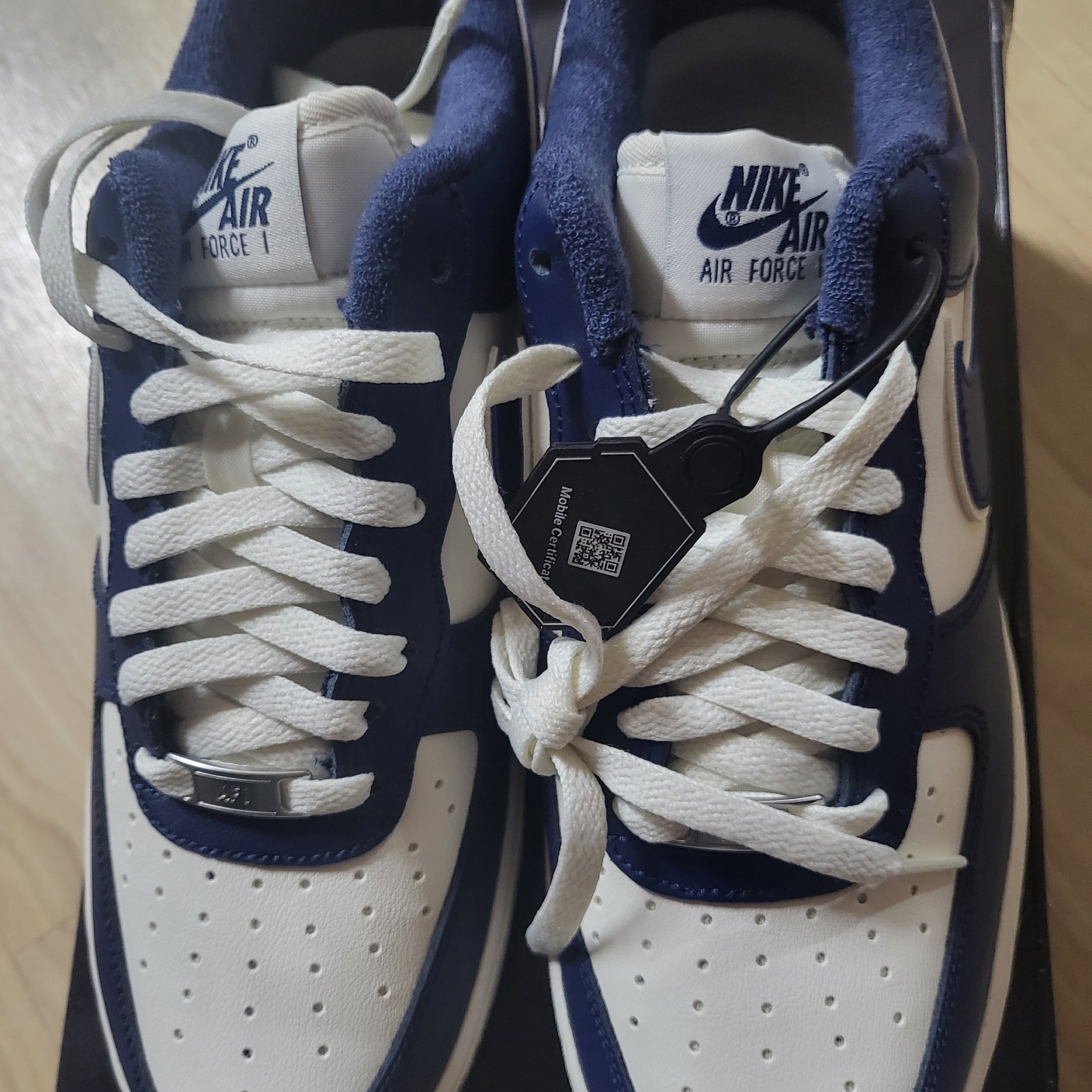 Nike Air Force 1 '07 LV8 Midnight Navy 착용 스타일 - 1