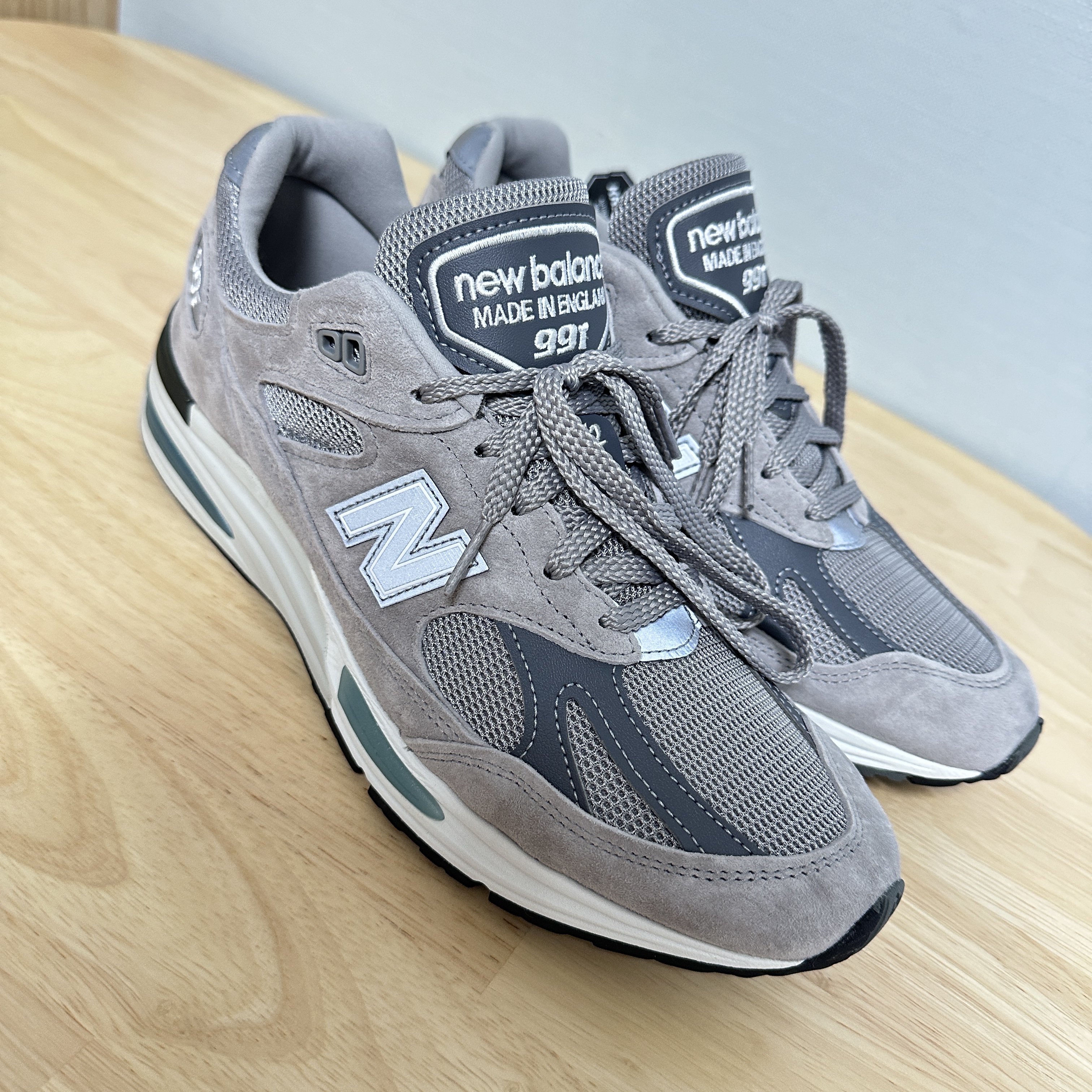 New Balance 991v2 Made in UK Rock Ridge Alloy Silver 착용 스타일 - 1