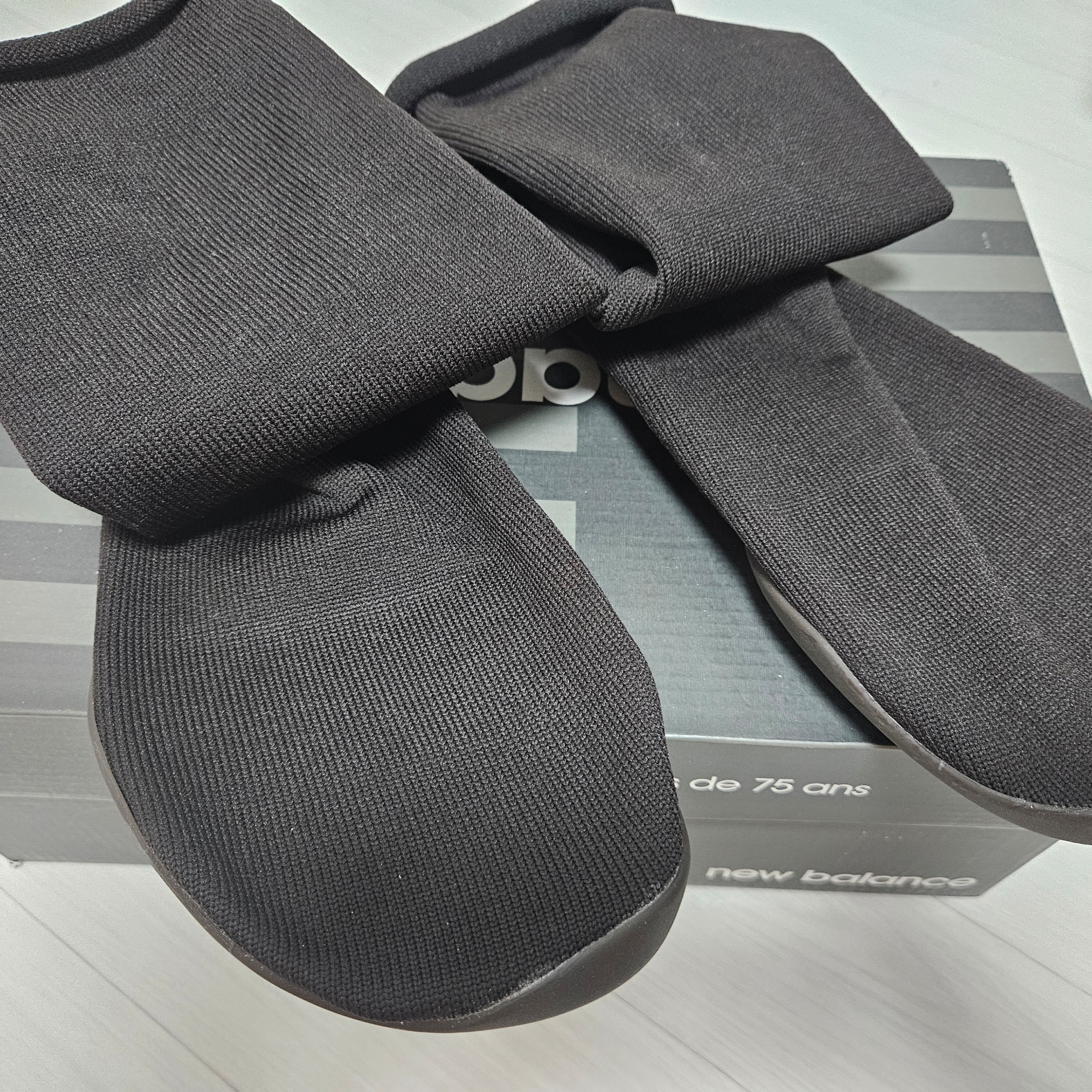 Yeezy YZY Pods Black 착용 스타일 - 2