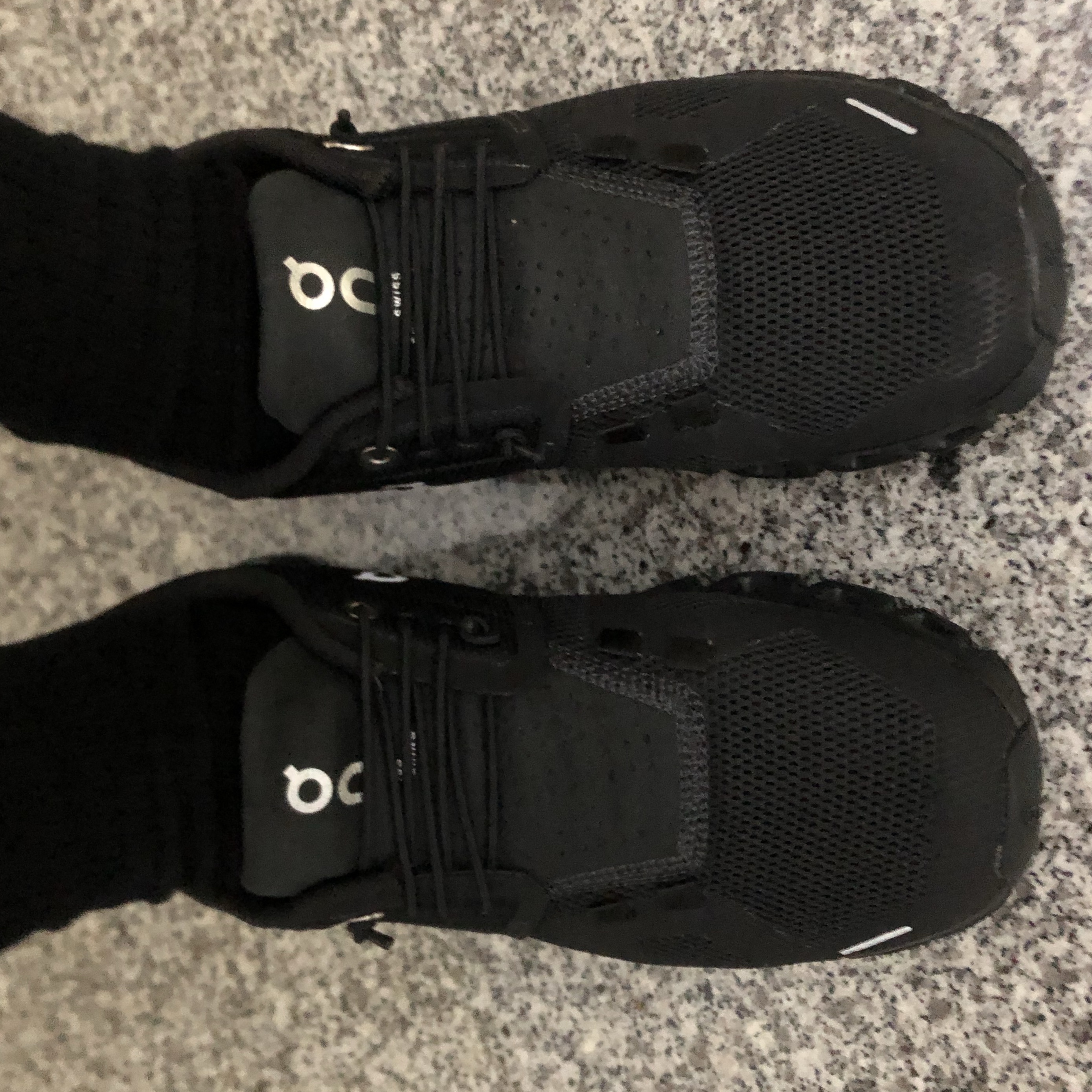 (W) On Running Cloud 5 All Black 착용 스타일 - 3
