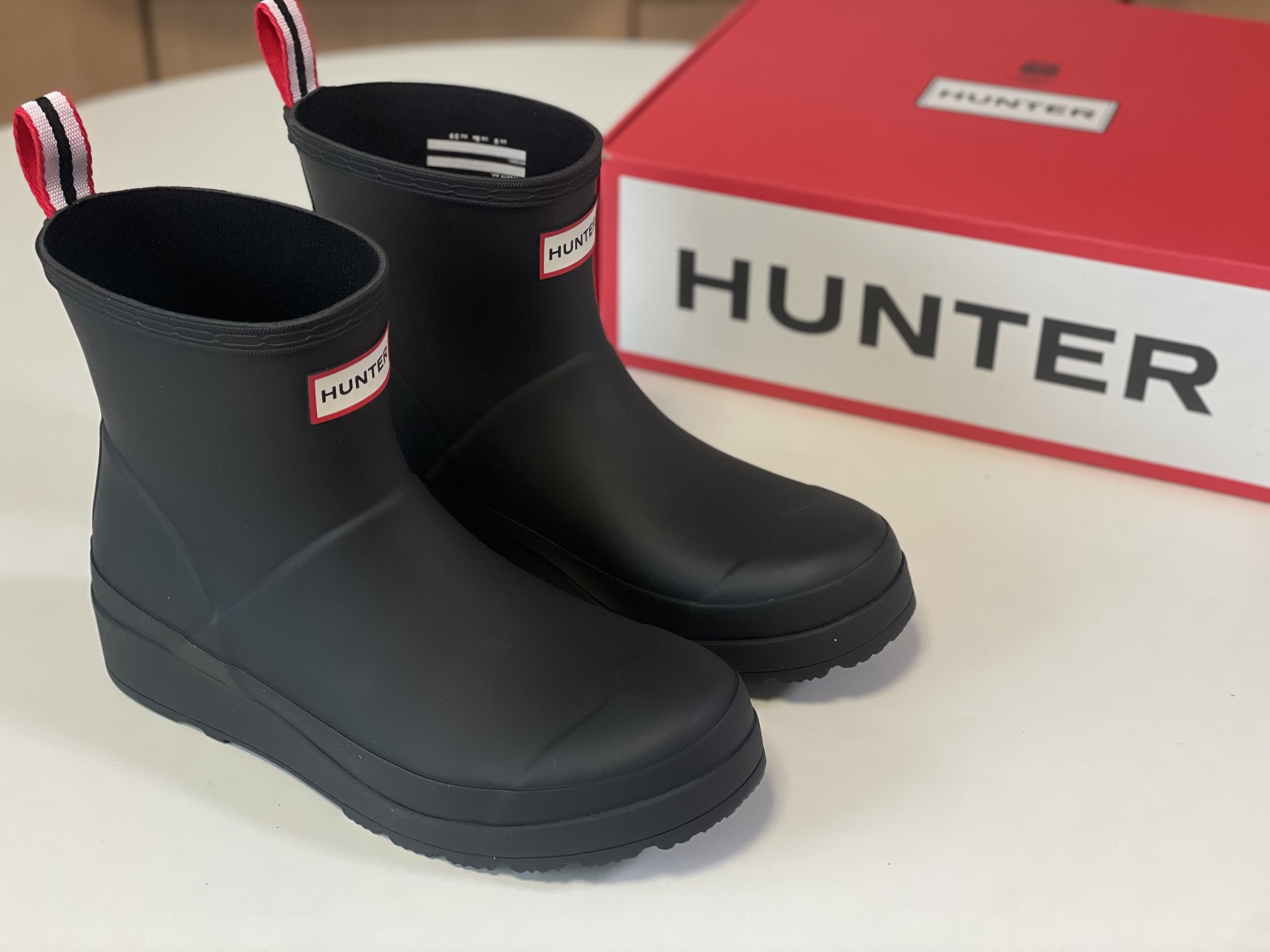 (W) Hunter Play Short Rain Boots Black 착용 스타일 - 1