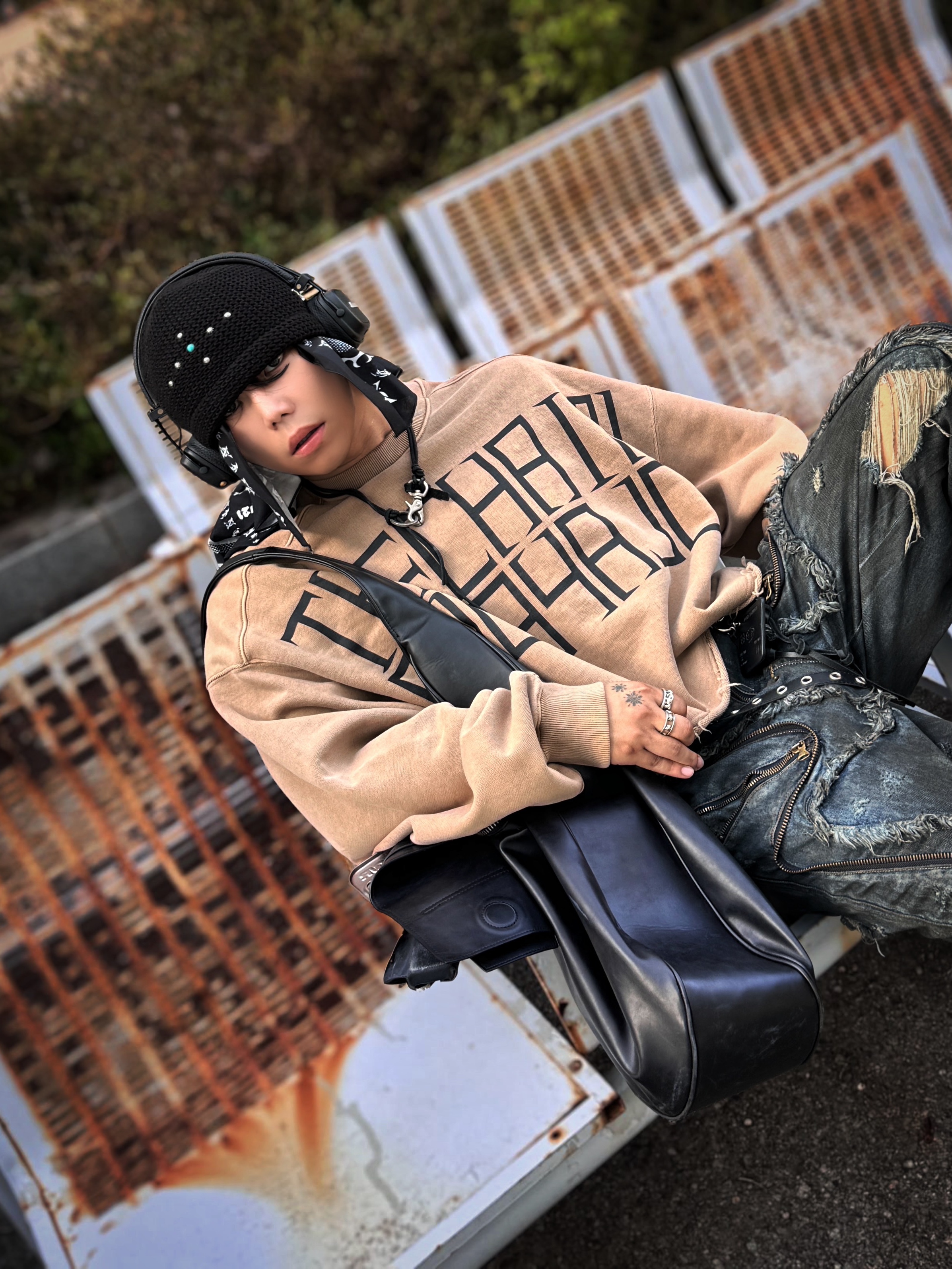 Project G/R Mega Buckle Hobo Bag Black, Marshall Major IV Black (Korean Ver.) 착용 스타일 - 2