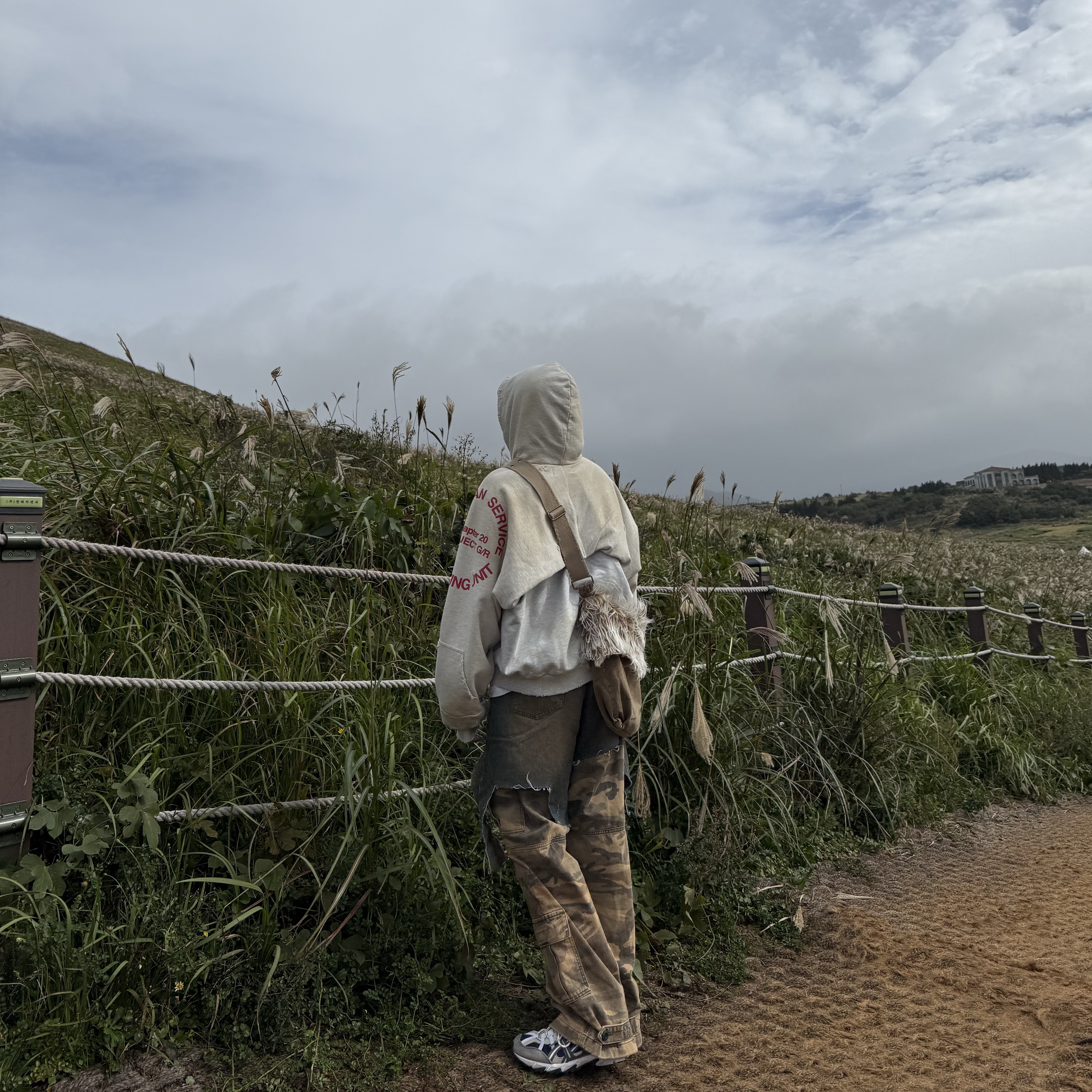 Project G/R Layered Cargo Denim Pants Blue Camo, Project G/R Reconstructed Folded Zip Hoodie Dirty Melange 착용 스타일 - 1