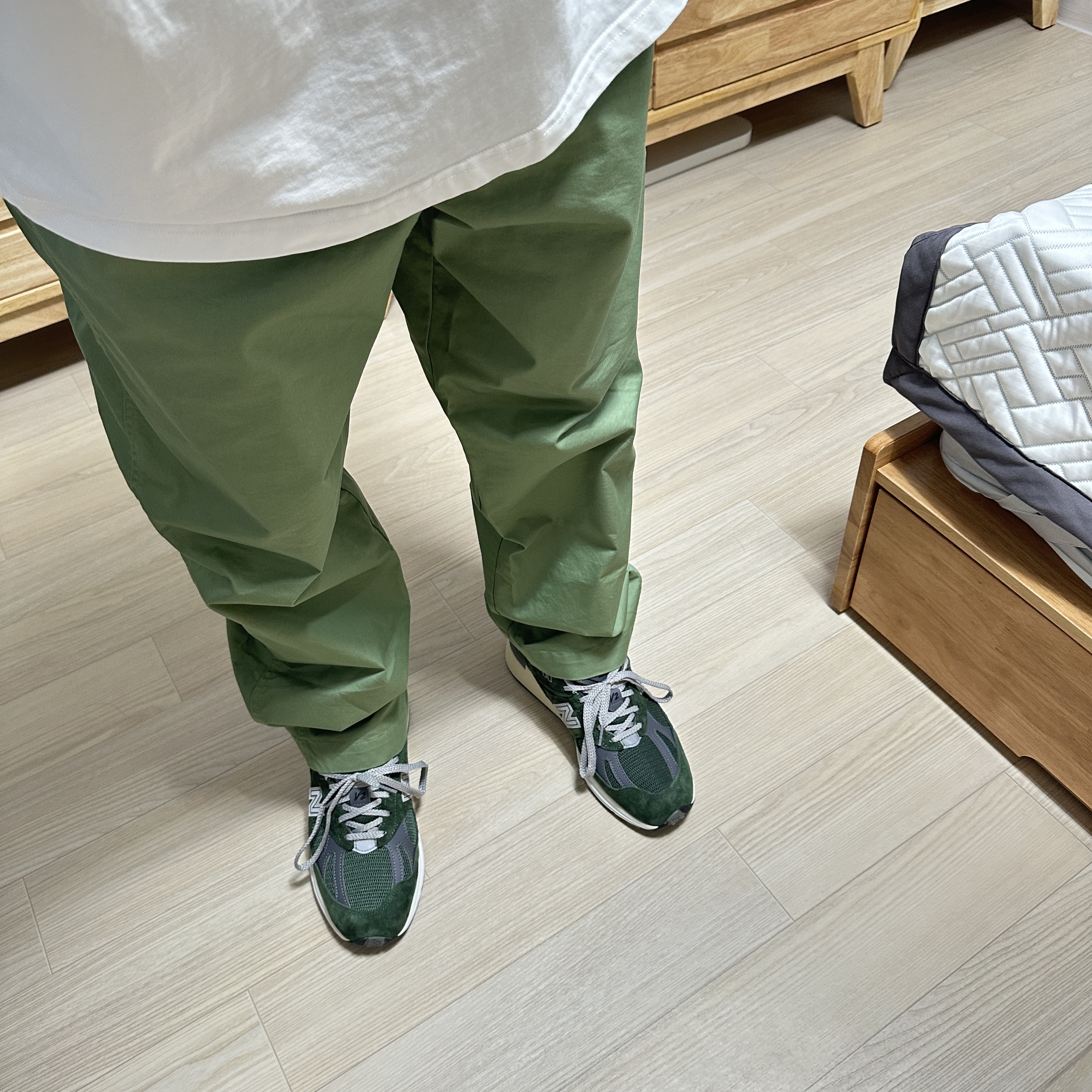 New Balance 991v2 Made in UK Kombu Green 착용 스타일 - 6