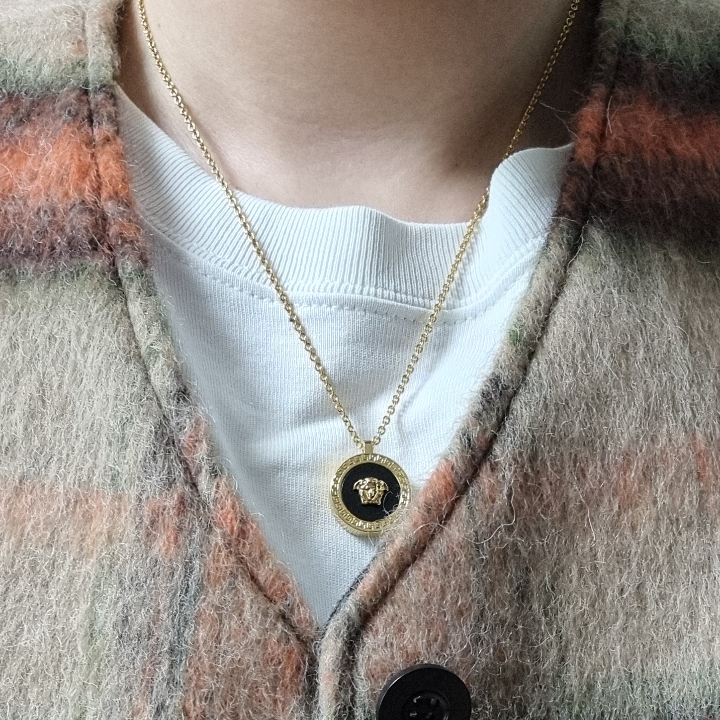 Versace Enamel Medusa Necklace Black Gold 착용 스타일 - 1
