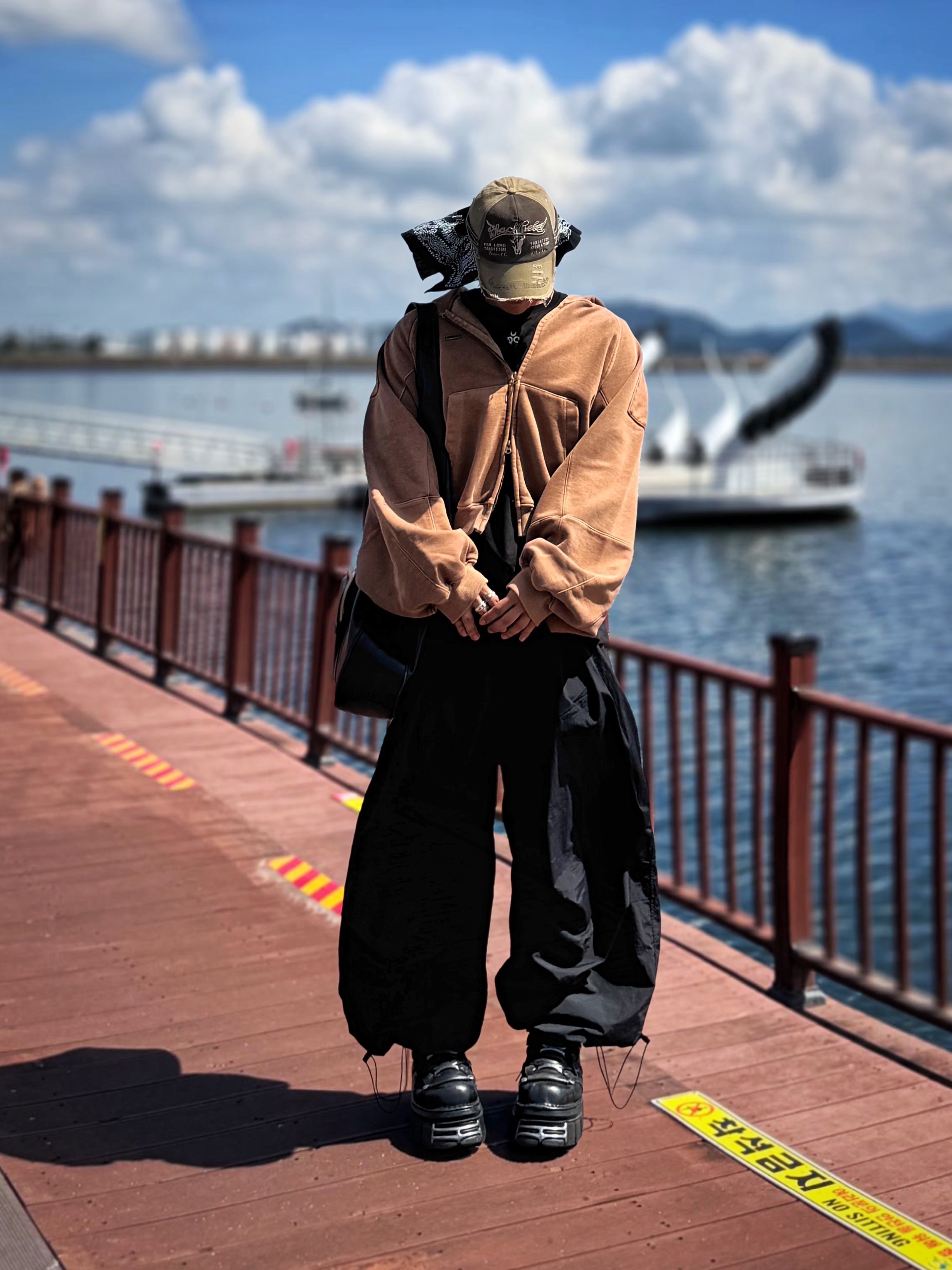 Project G/R Mega Buckle Hobo Bag Black, Ajobyajo Vintage Pigment Zip-Up Hoodie Mocha 착용 스타일 - 1