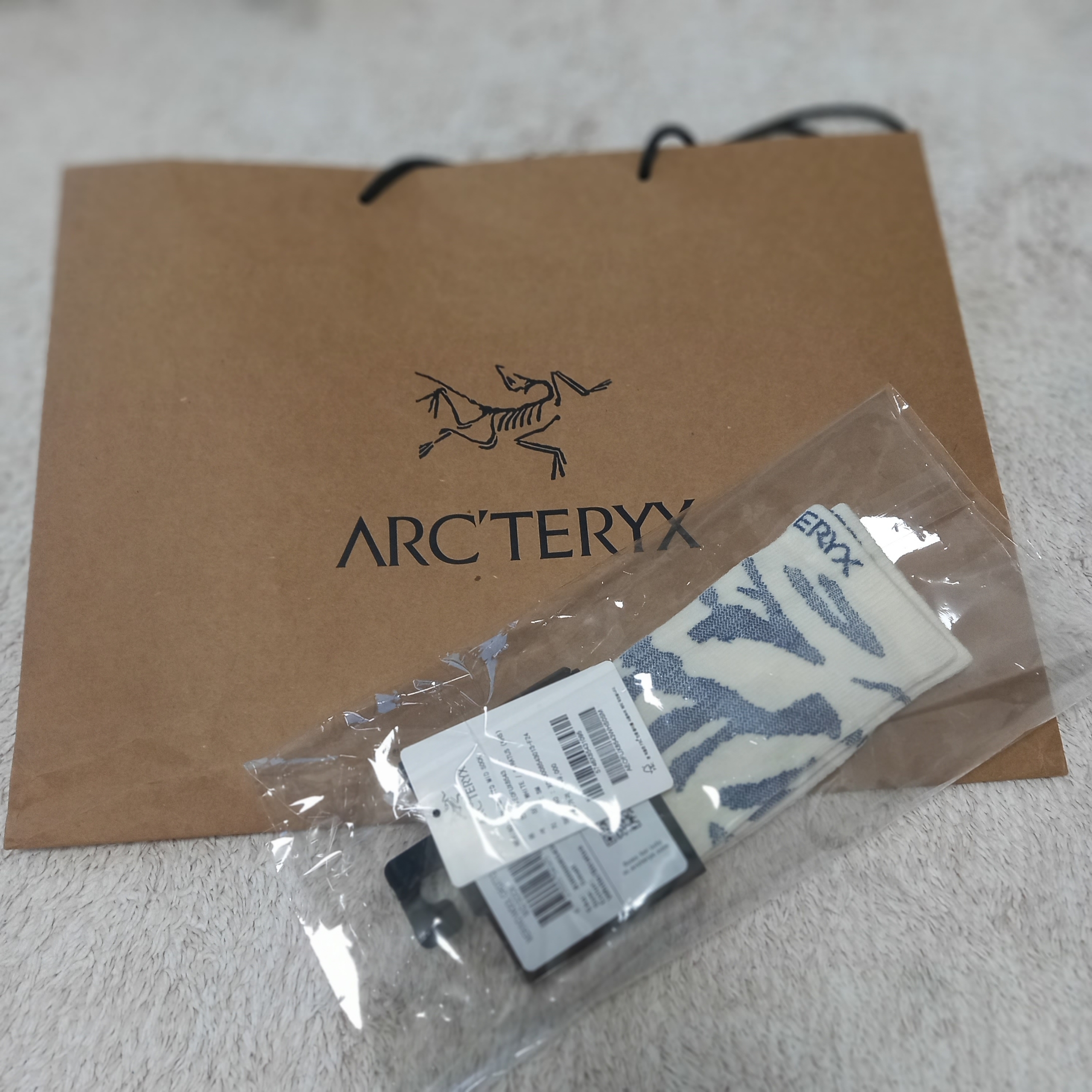 Arc'teryx Merino Wool Grotto Mid Sock White Stratus 착용 스타일 - 5