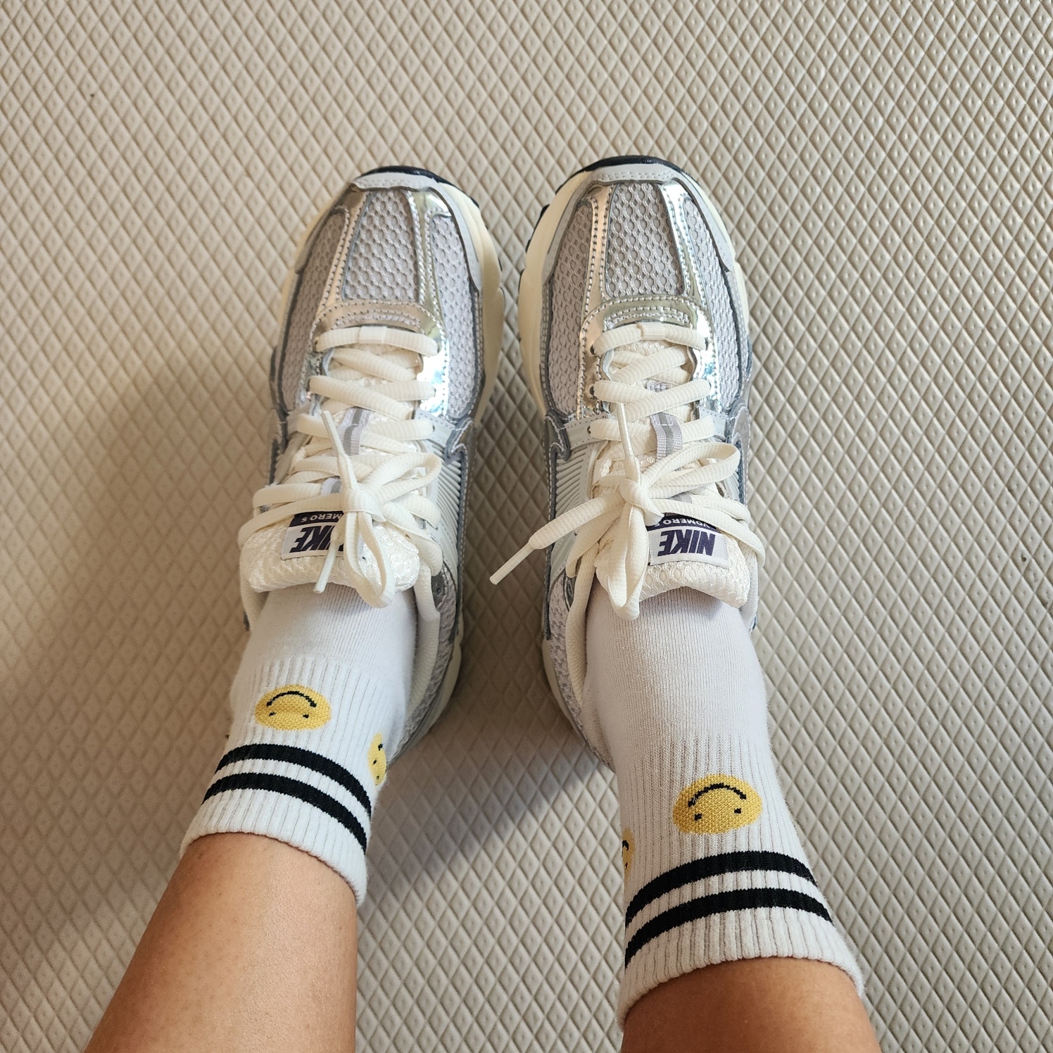 (W) Nike Zoom Vomero 5 Photon Dust and Metallic Silver 착용 스타일
