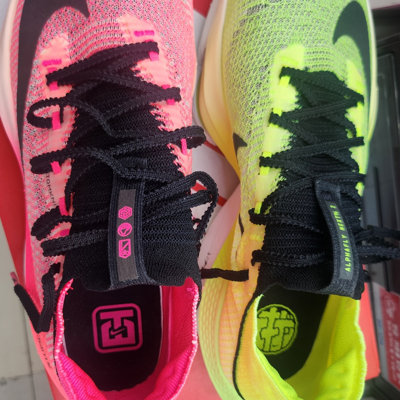 Nike Air Zoom Alphafly Next% 2 Luminous Green Crimson Tint 착용 스타일
