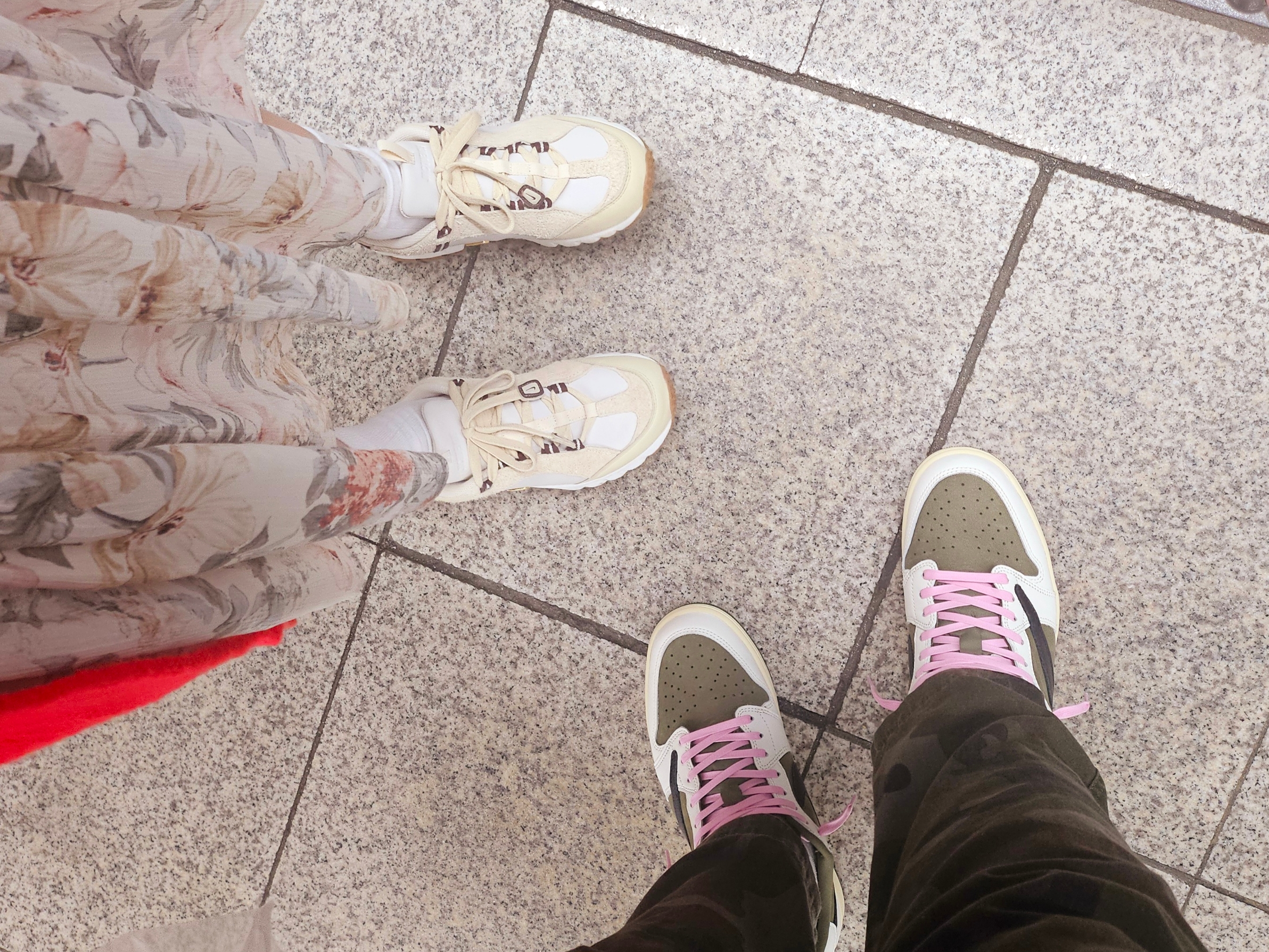 Jordan 1 x Travis Scott Retro Low OG SP Reverse Olive, Nike x Jacquemus Air Humara LX Light Bone and Gold 착용 스타일 - 2