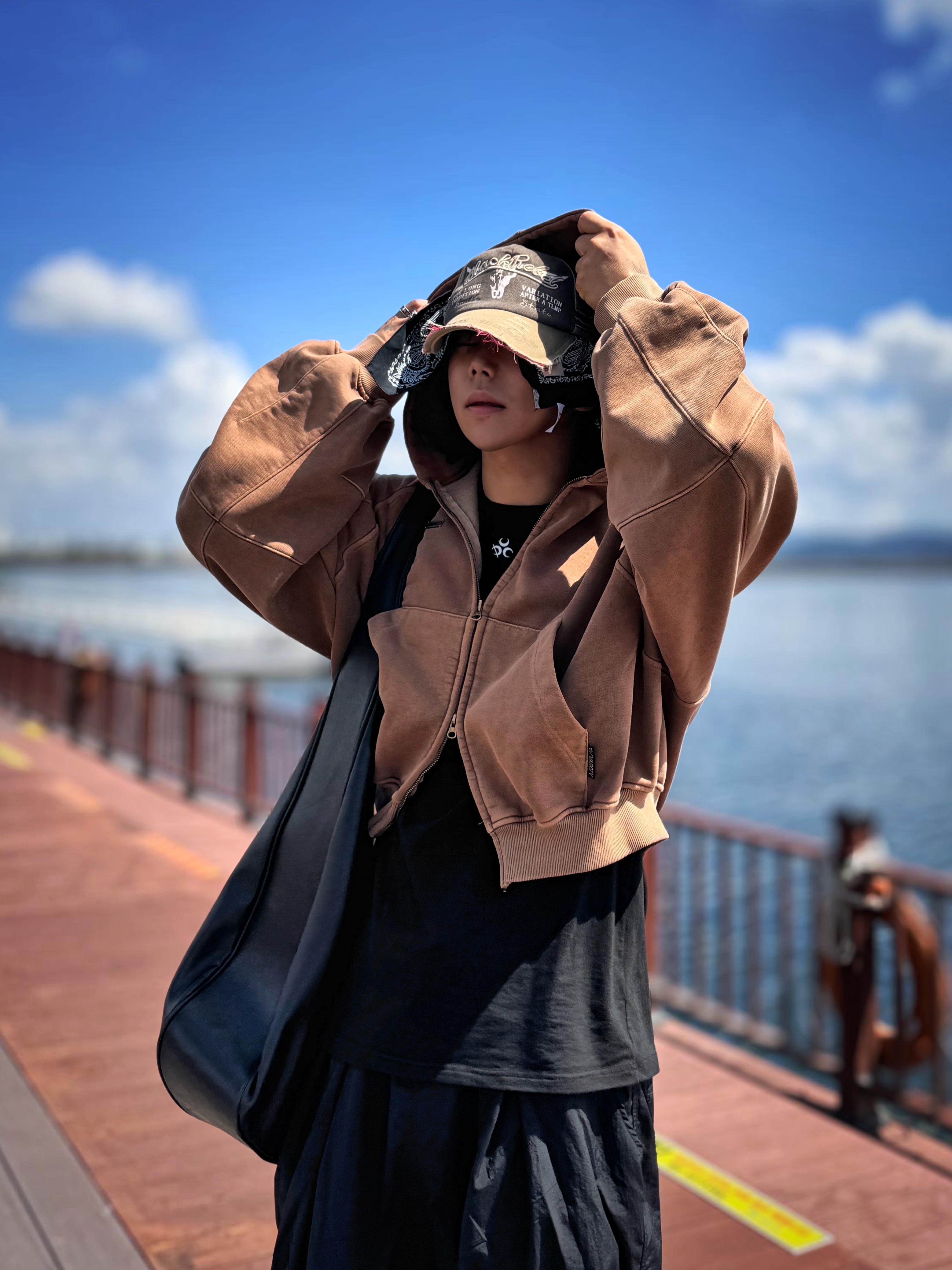 Project G/R Mega Buckle Hobo Bag Black, Ajobyajo Vintage Pigment Zip-Up Hoodie Mocha 착용 스타일 - 4