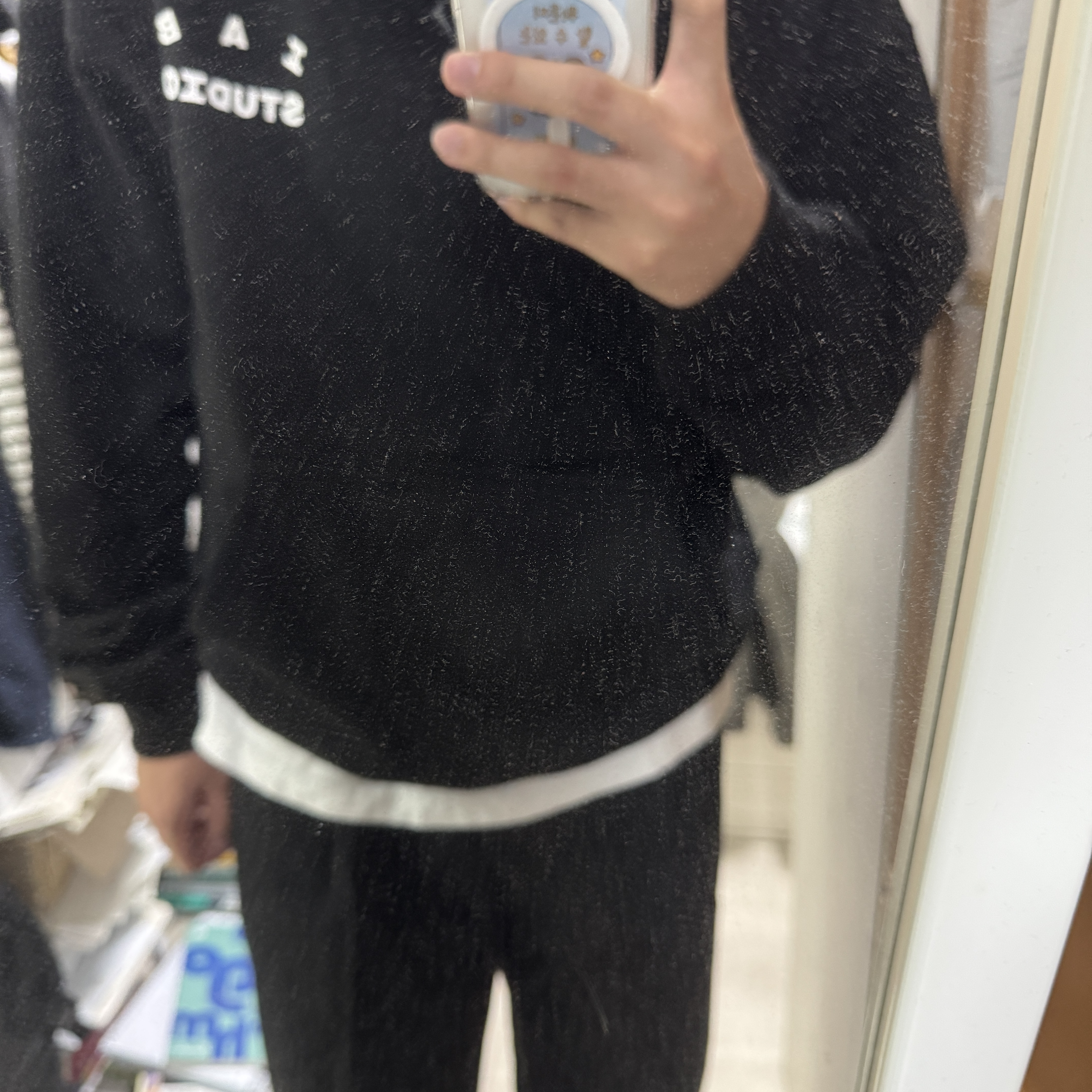 IAB Studio Hoodie Black 착용 스타일