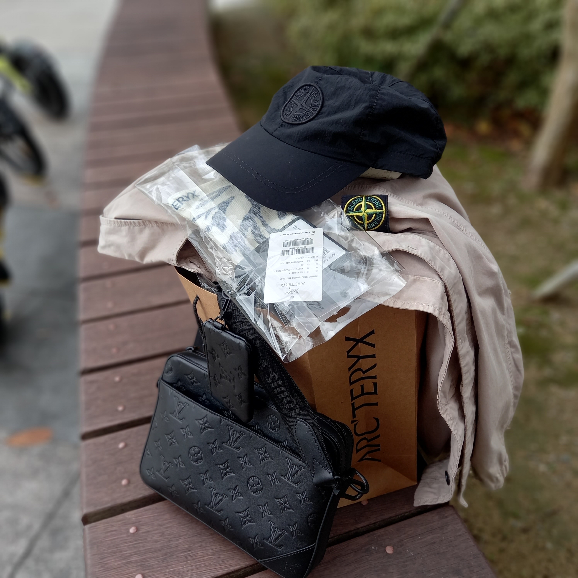 New Balance x Stone Island 991v2 Made in UK Black, Louis Vuitton Duo Messenger Bag Black 착용 스타일 - 5