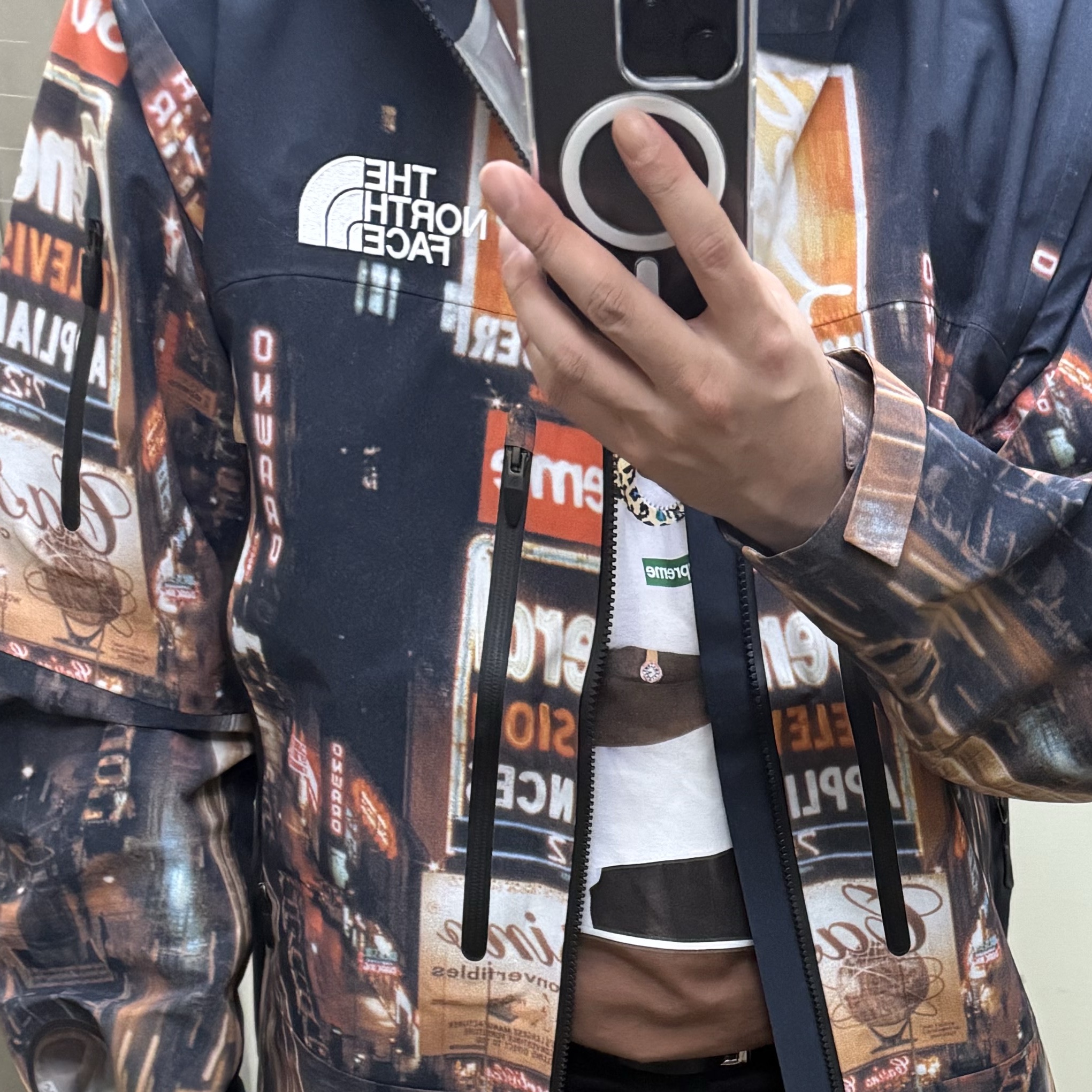 Supreme x The North Face Taped Seam Shell Jacket Times Square - 22FW 착용 스타일 - 1