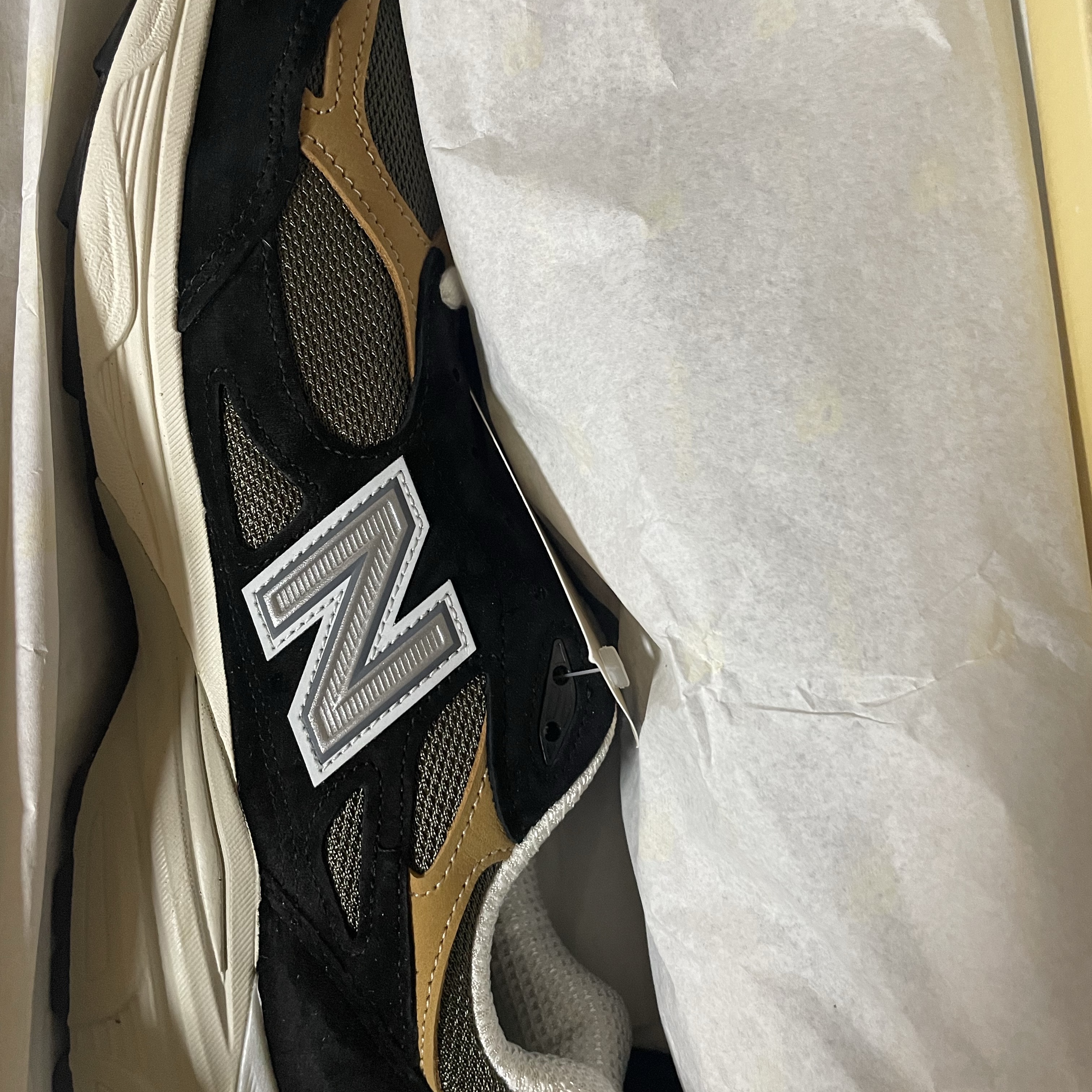New Balance 990v3 Made in USA Black Tan 착용 스타일