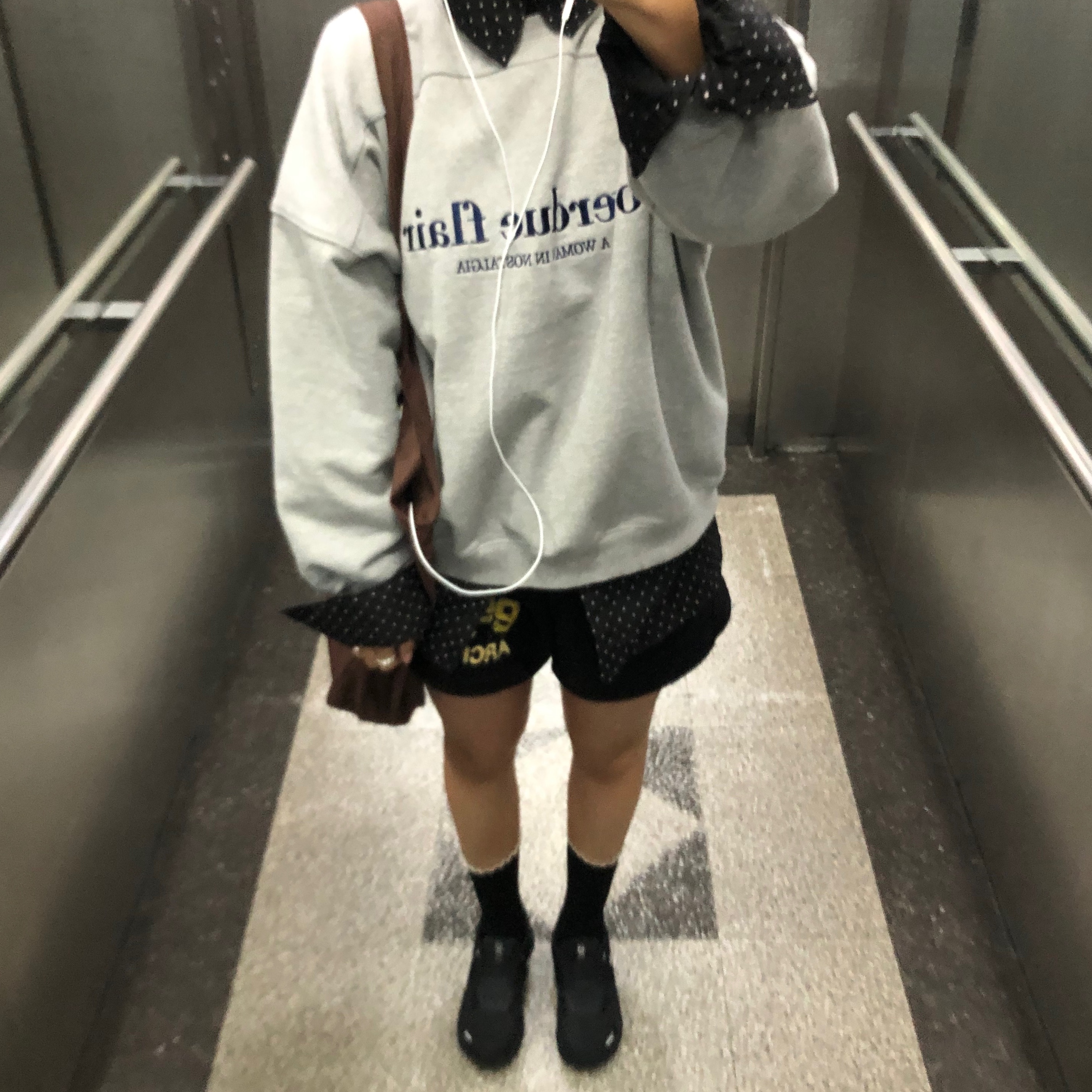 (W) On Running Cloud 5 All Black 착용 스타일 - 1