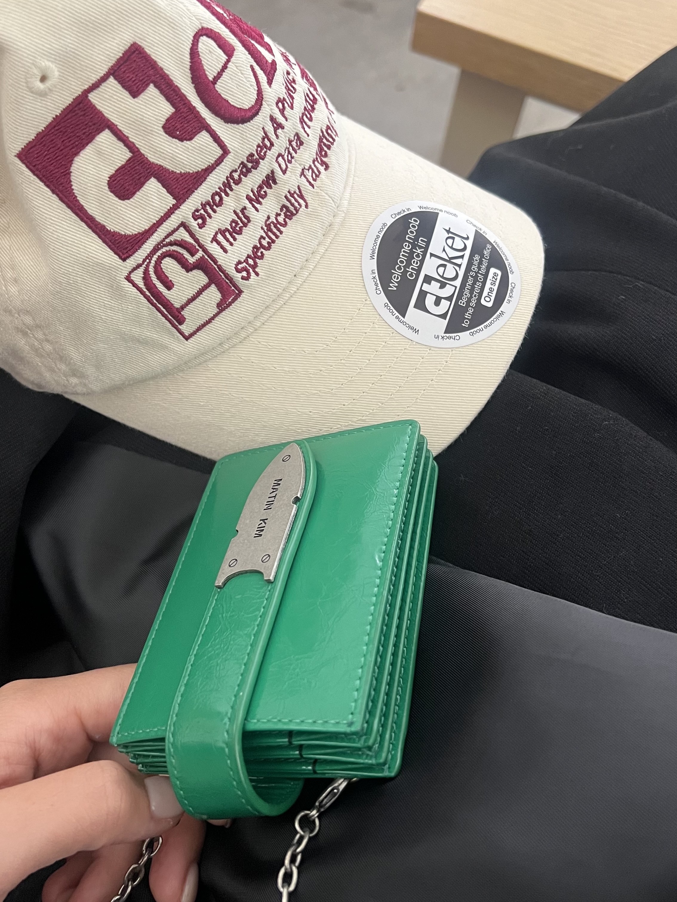 Teket Plan Cap Cream, Matin Kim Accordion Necklace Wallet Green 착용 스타일 - 1