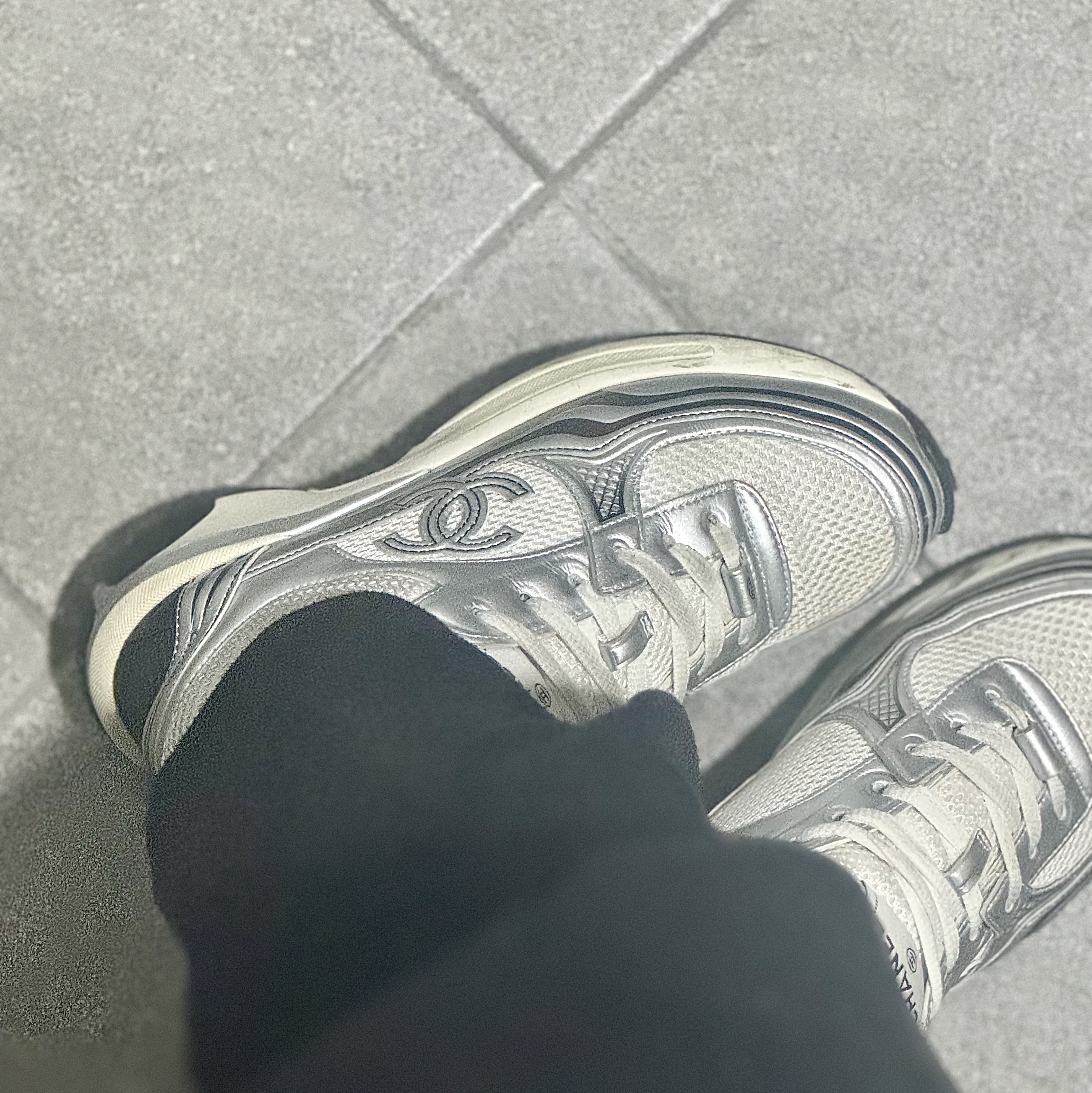 (W) Chanel Sneakers Fabric Laminated & White Silver 착용 스타일