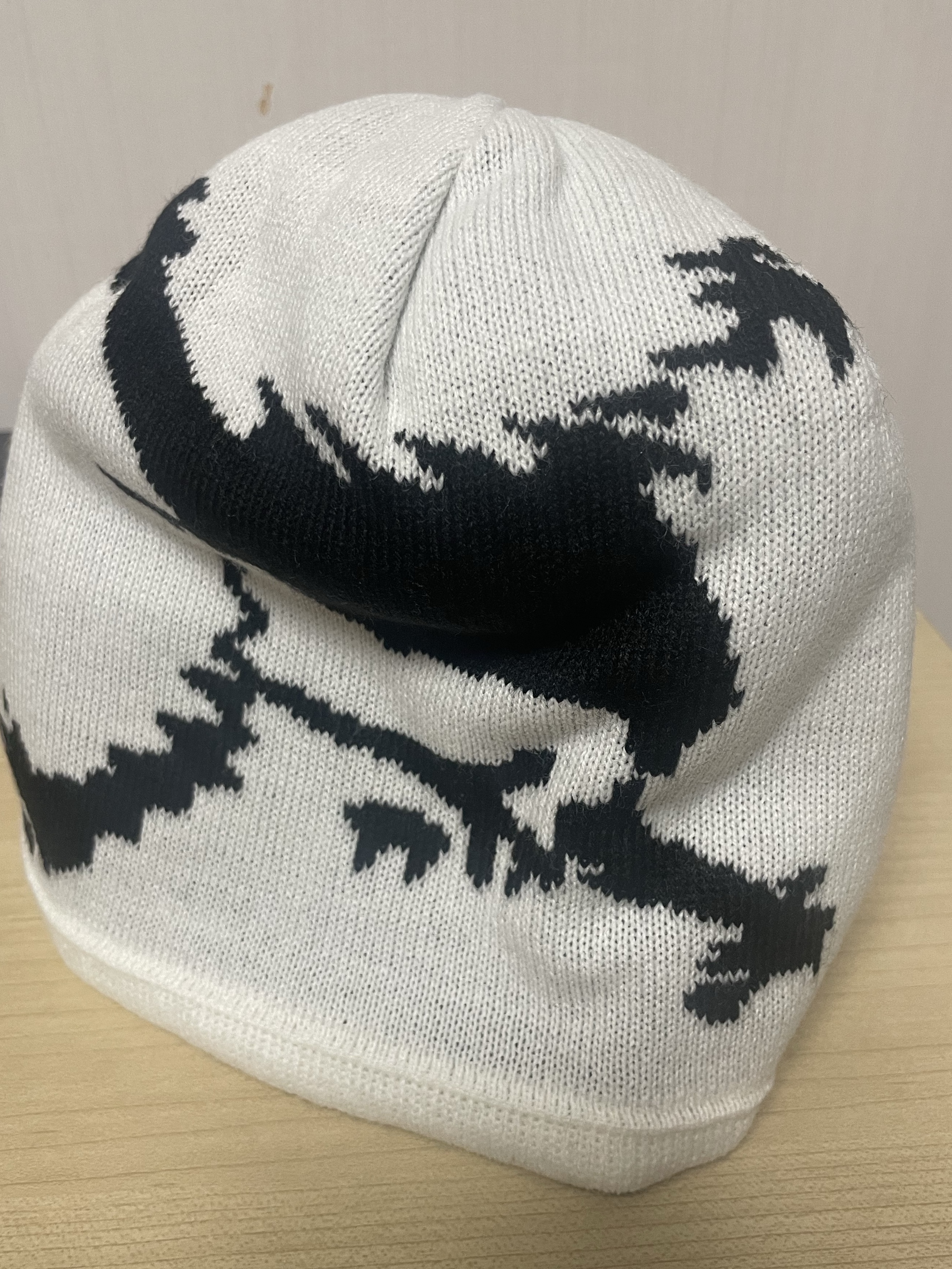 Oakley x Piet Skull Beanie Bone White 착용 스타일