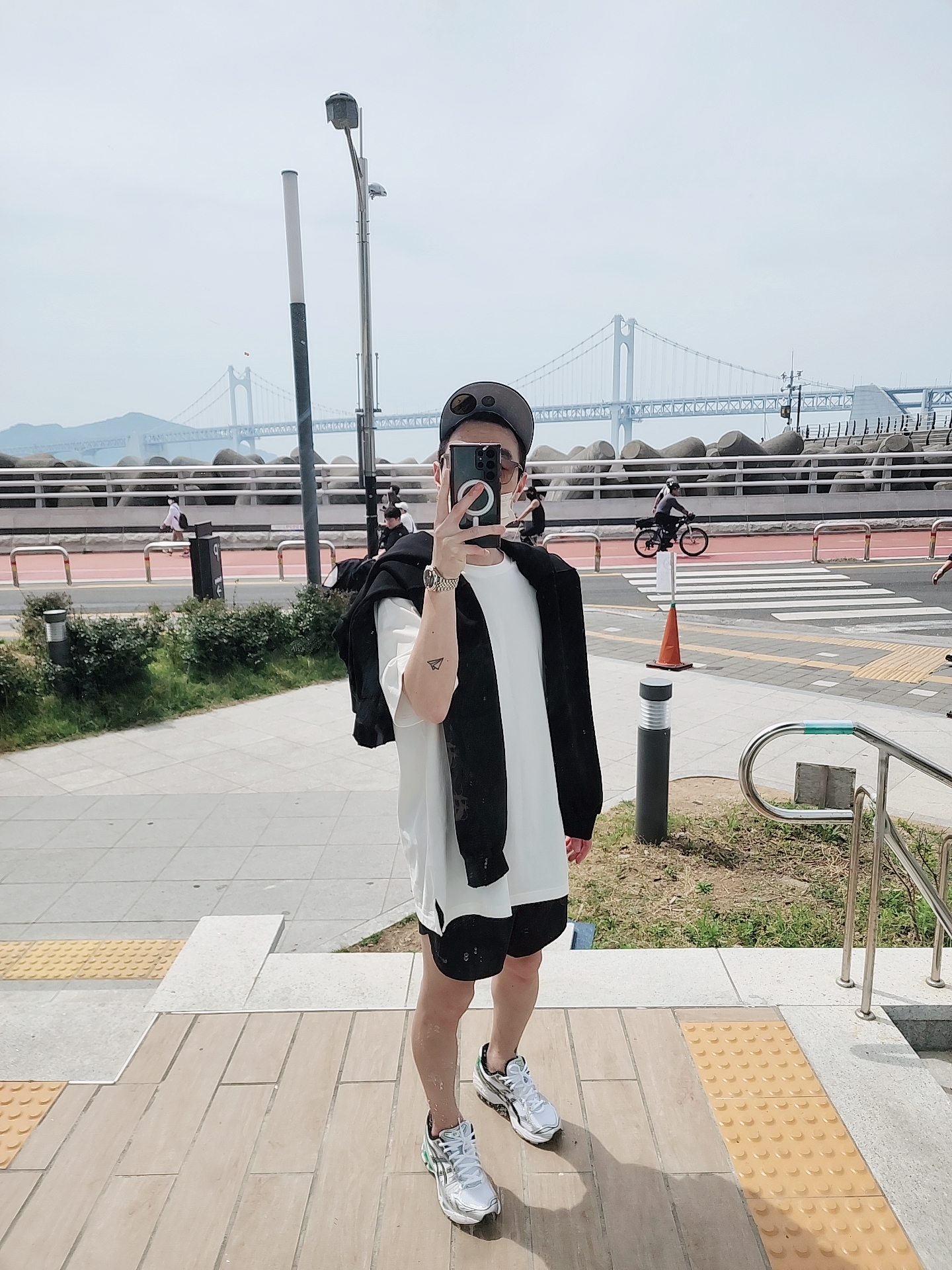Balenciaga Zip-Up Hoodie Large Fit Black, Asics Gel-Kayano 14 White Malachite Green 착용 스타일