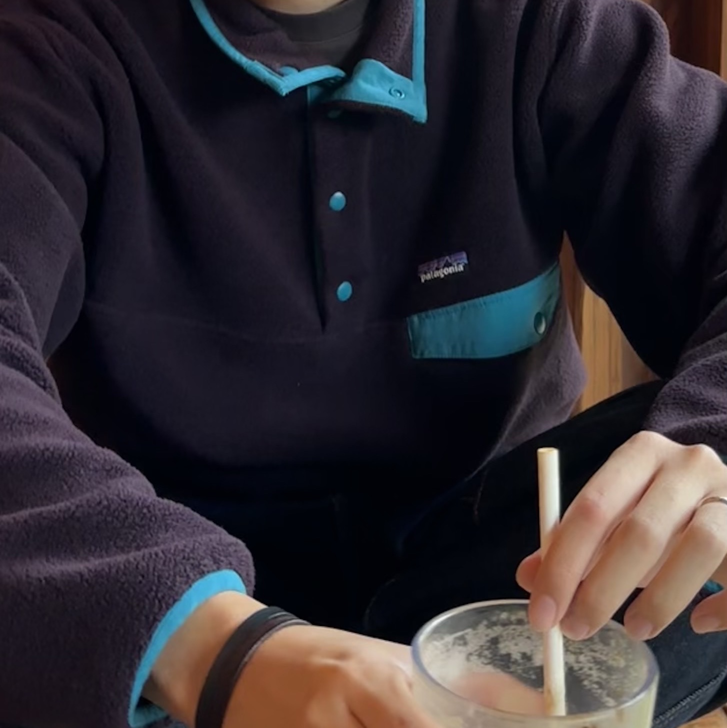 Patagonia Synchilla Snap-T Fleece Pullover Obsidian Plum 착용 스타일