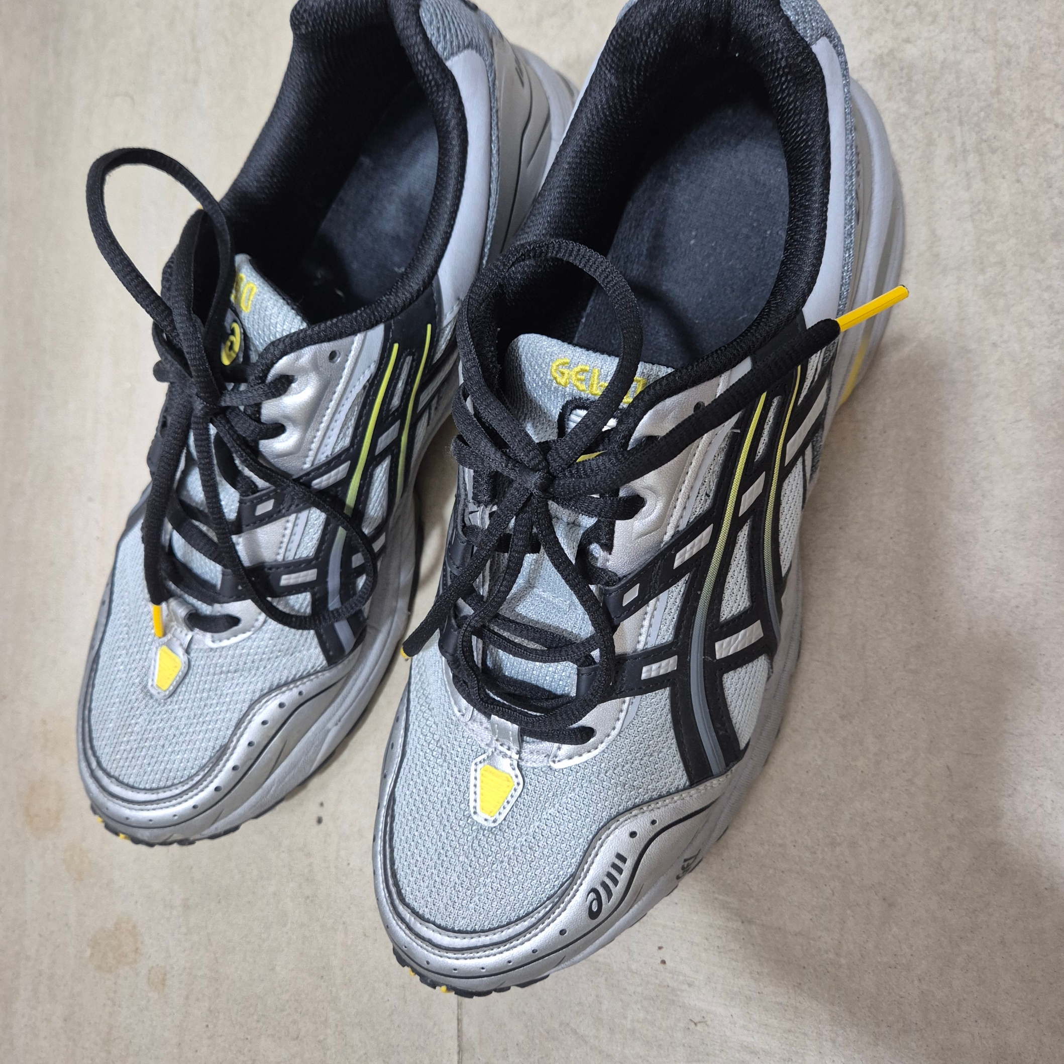 Asics Gel-1090 Mid Grey Black 착용 스타일