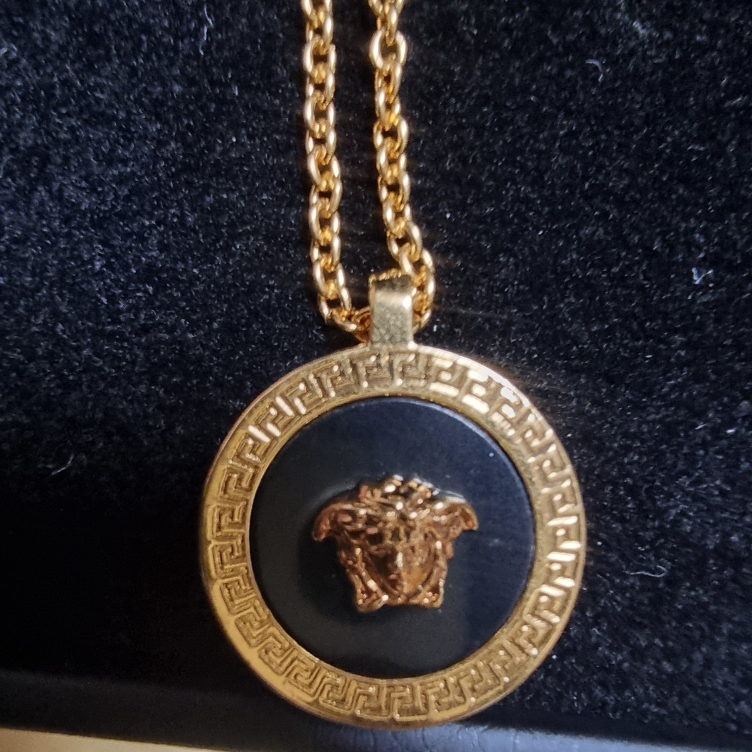 Versace Enamel Medusa Necklace Black Gold 착용 스타일 - 2