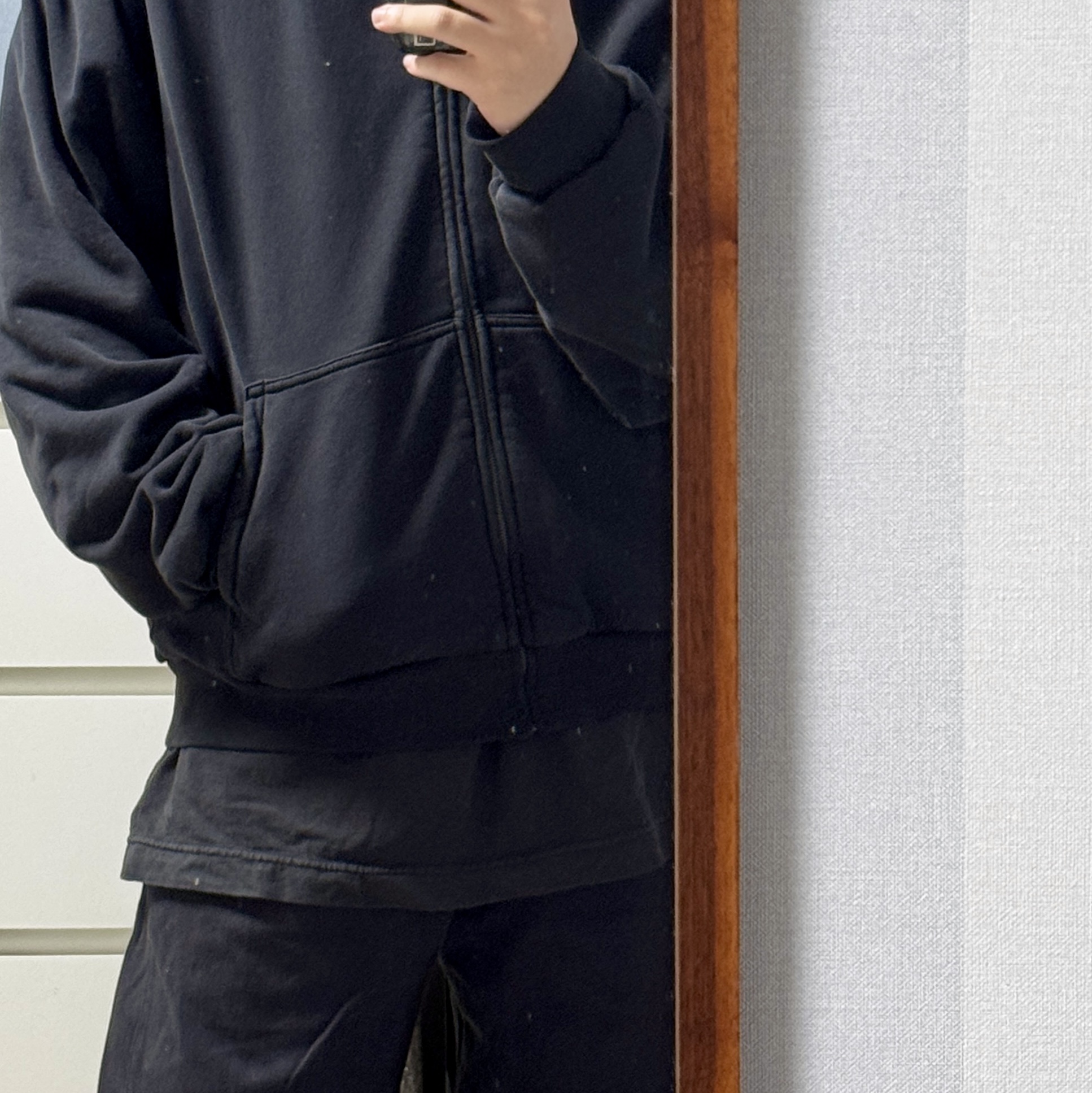 Yeezy Gap Engineered By Balenciaga Sateen Cargo Pants Black, Yeezy YZY Zip-Up Hoodie Black 착용 스타일 - 1